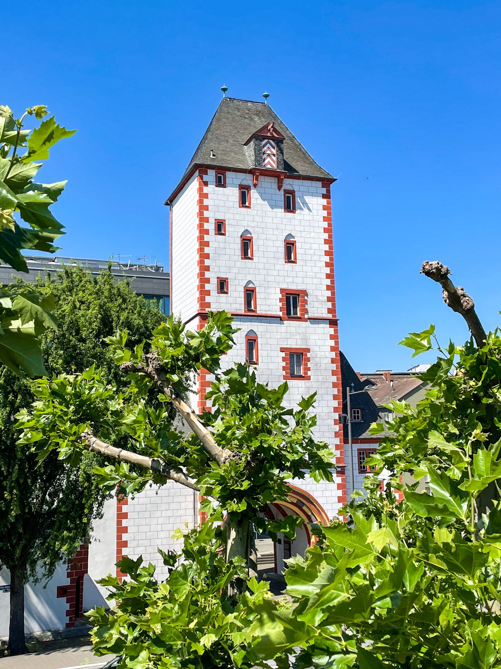 Der Eisenturm in Mainz gegenüber der Rheingoldhalle