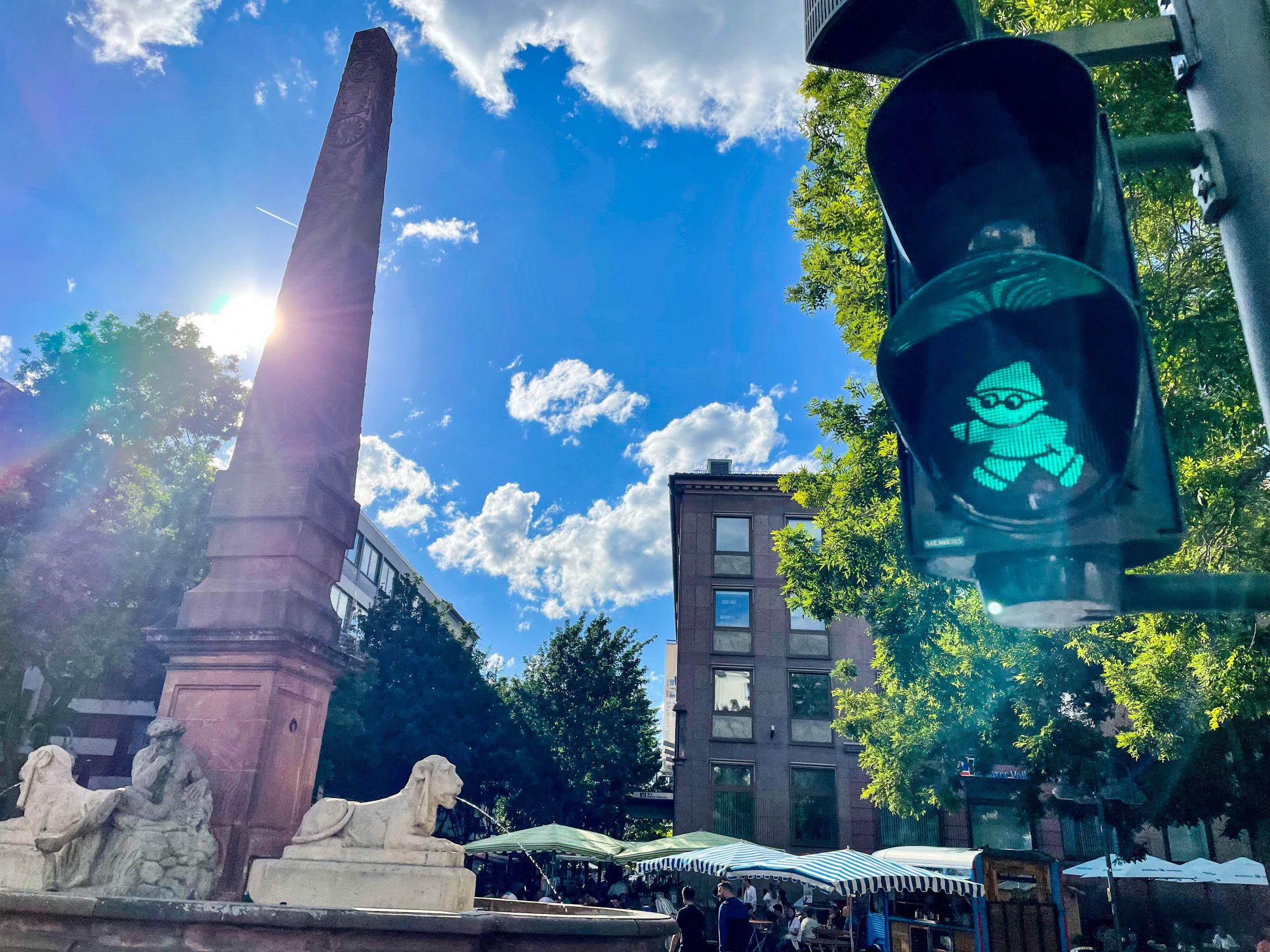 Die Ampeln in der Mainzer Innenstadt zeigen die beliebten Mainzelmännchen