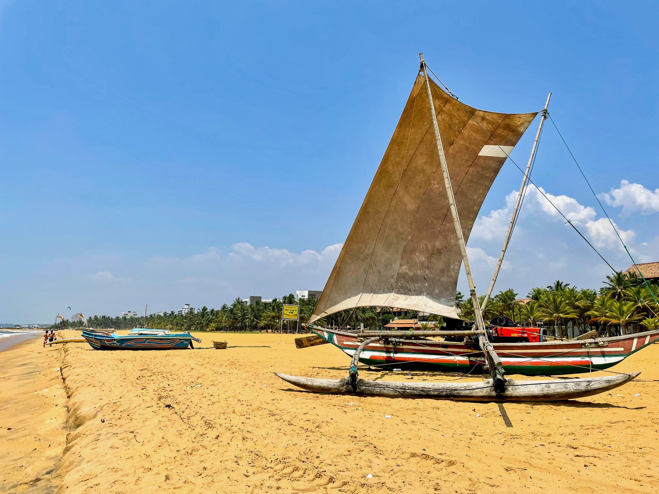 Landestypisches Fischerboot am Strand