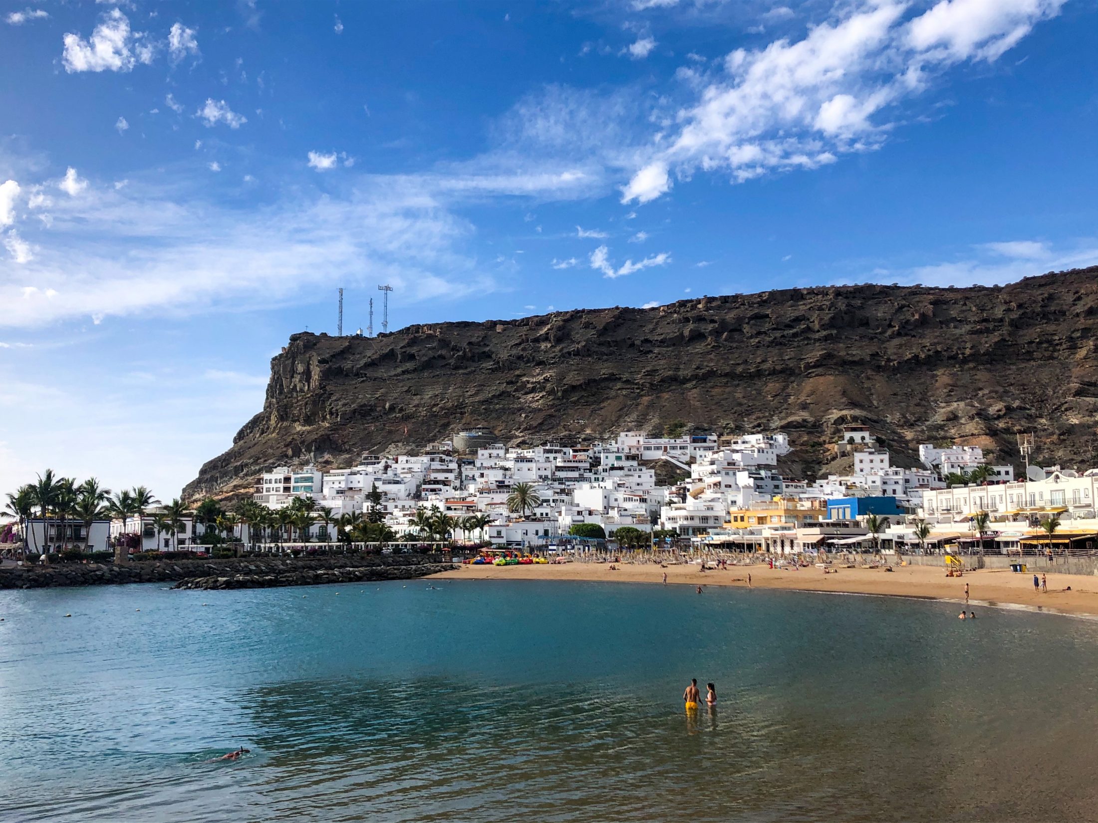 Der Strand von Puerto de Mogán vor den hohen Klippen