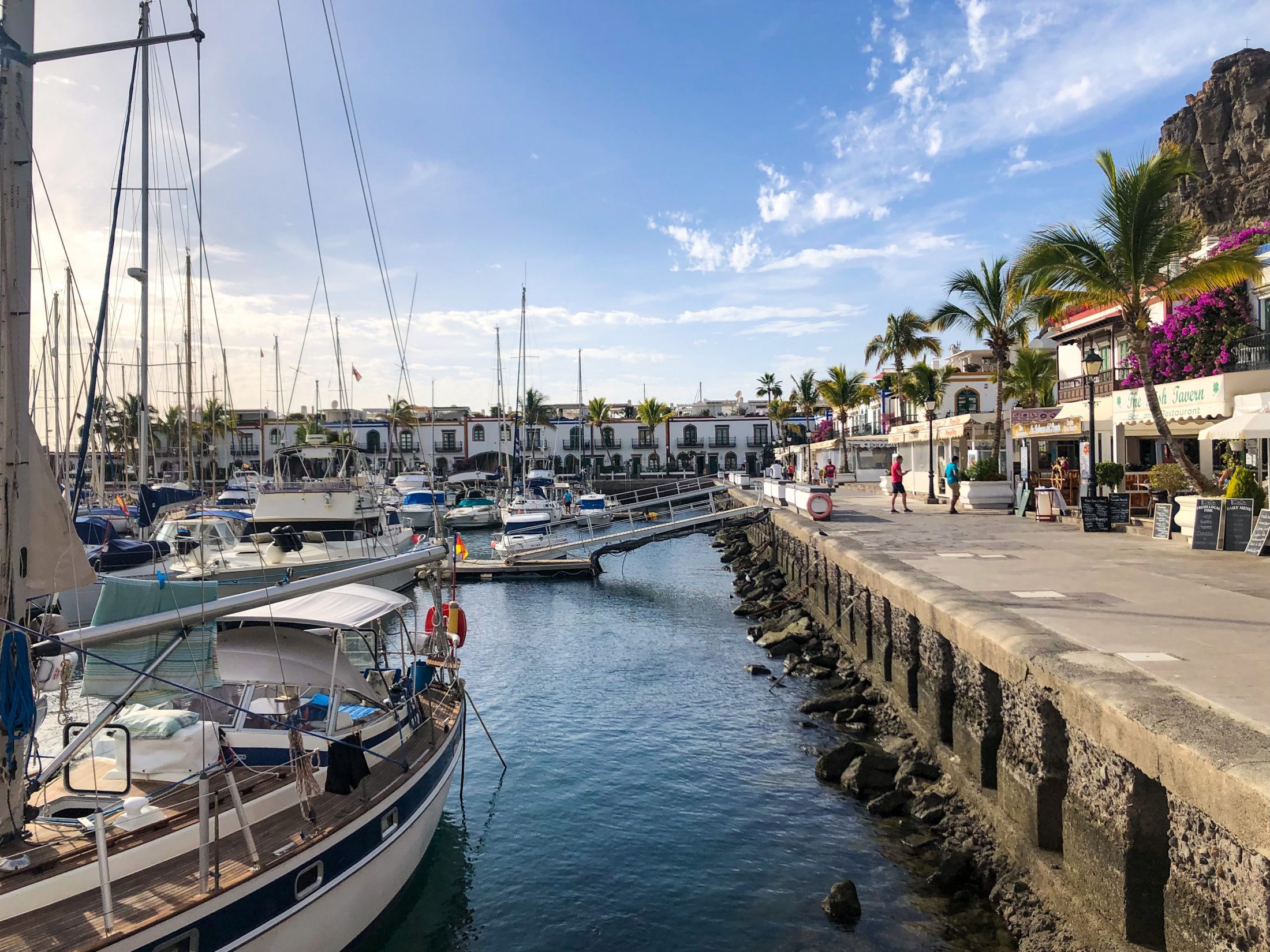 Im Hafen von Puerto de Mogán liegen viele große Boote und Segelschiffe