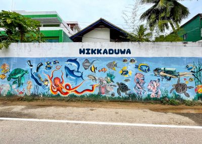 Street Art Gemälde mit Meeresbewohnern an der Hauptstraße von Hikkaduwa