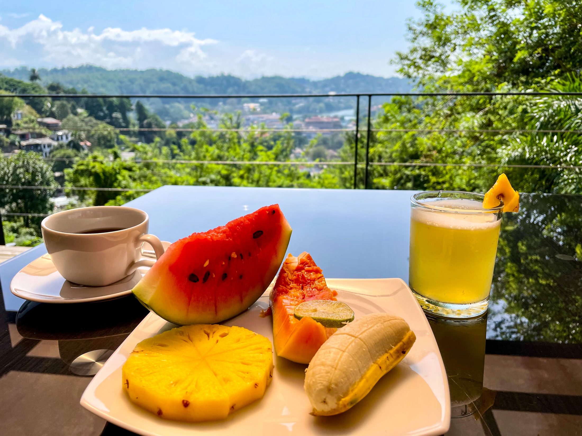 Großartiges Frühstück mit frischen Früchten ist typisch für Sri Lanka