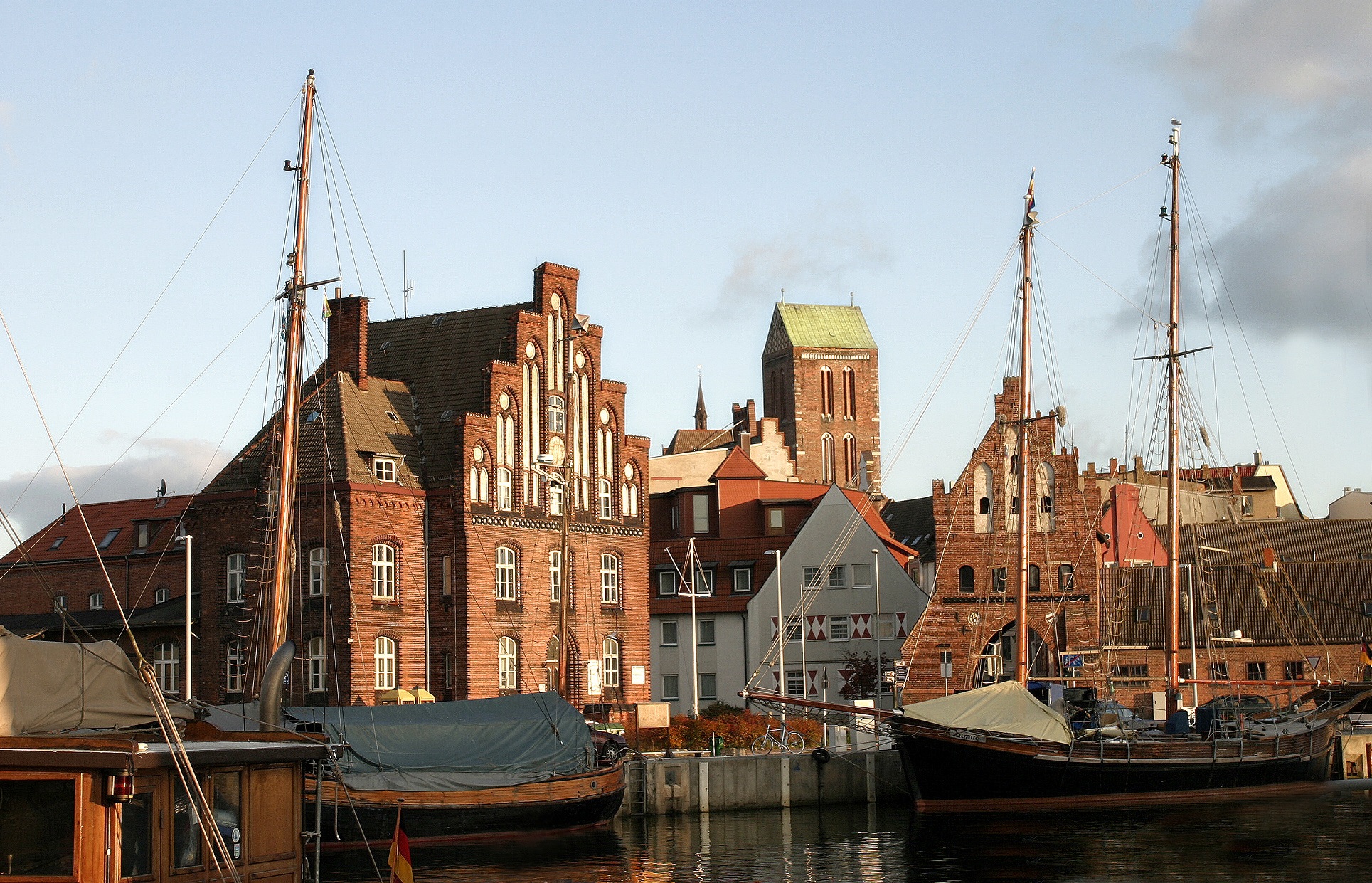 Wismar_häuser_boote_ships_Mecklenburg-Vorpommern_insider-info-sehenswürdigkeiten-hidden-gems-germany-treasure