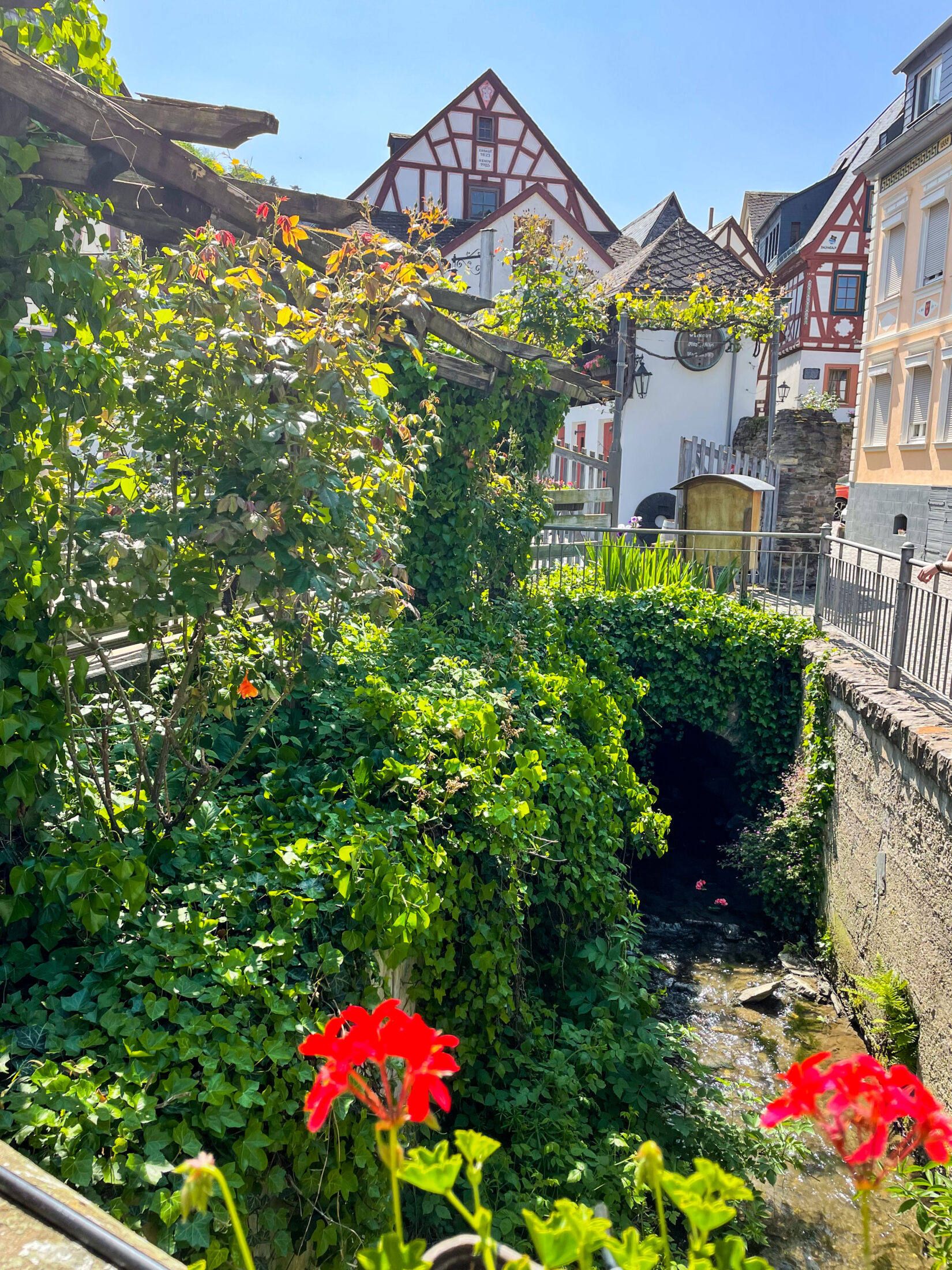 Durch die Altstadt von Bacharach fließt der Münzbach
