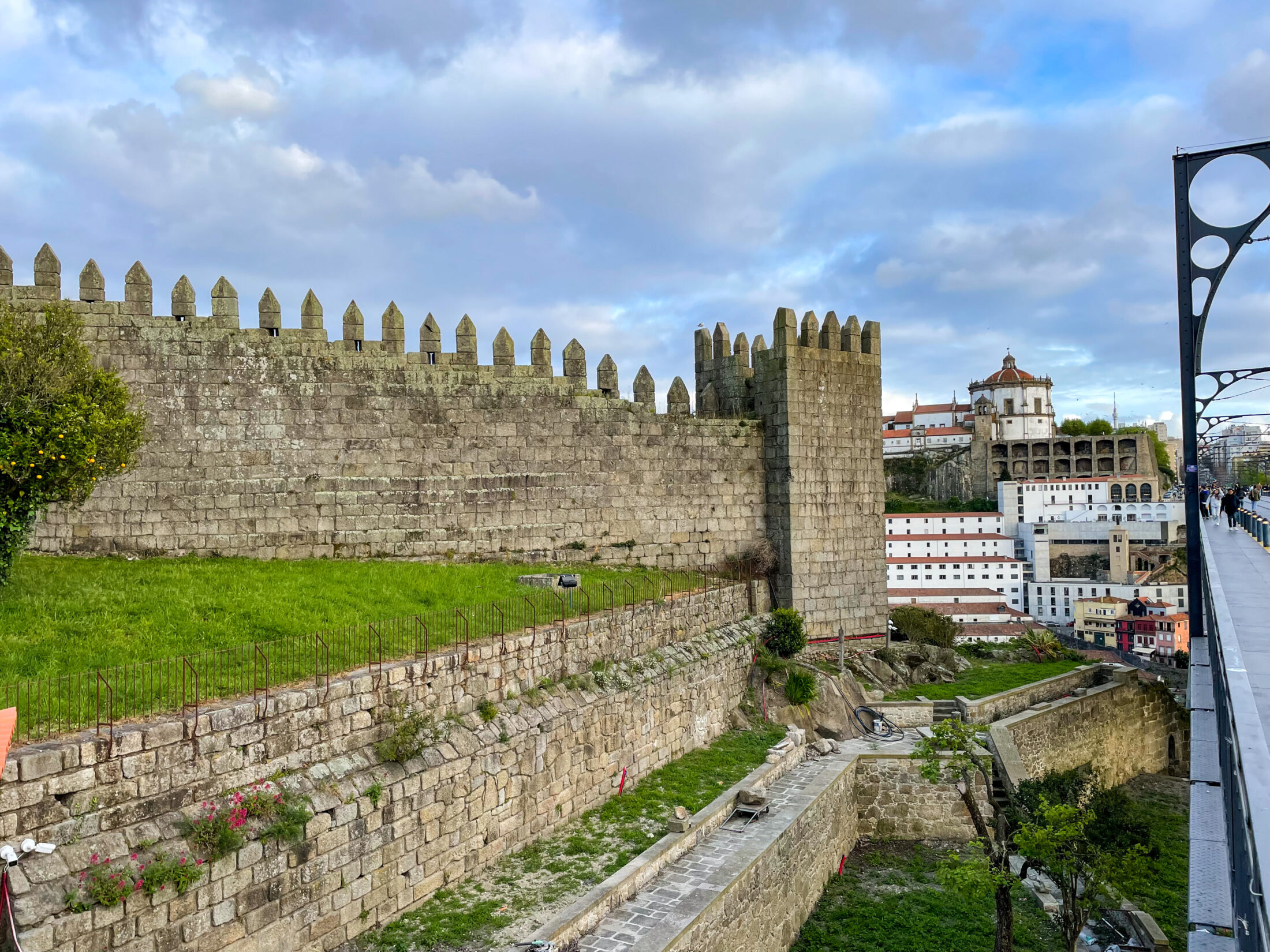 Die Muralha Fernandina ist die mittelalterliche Befestigungs Mauer von Porto