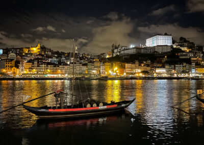 Die beleuchtete Skyline von Porto bei Nacht