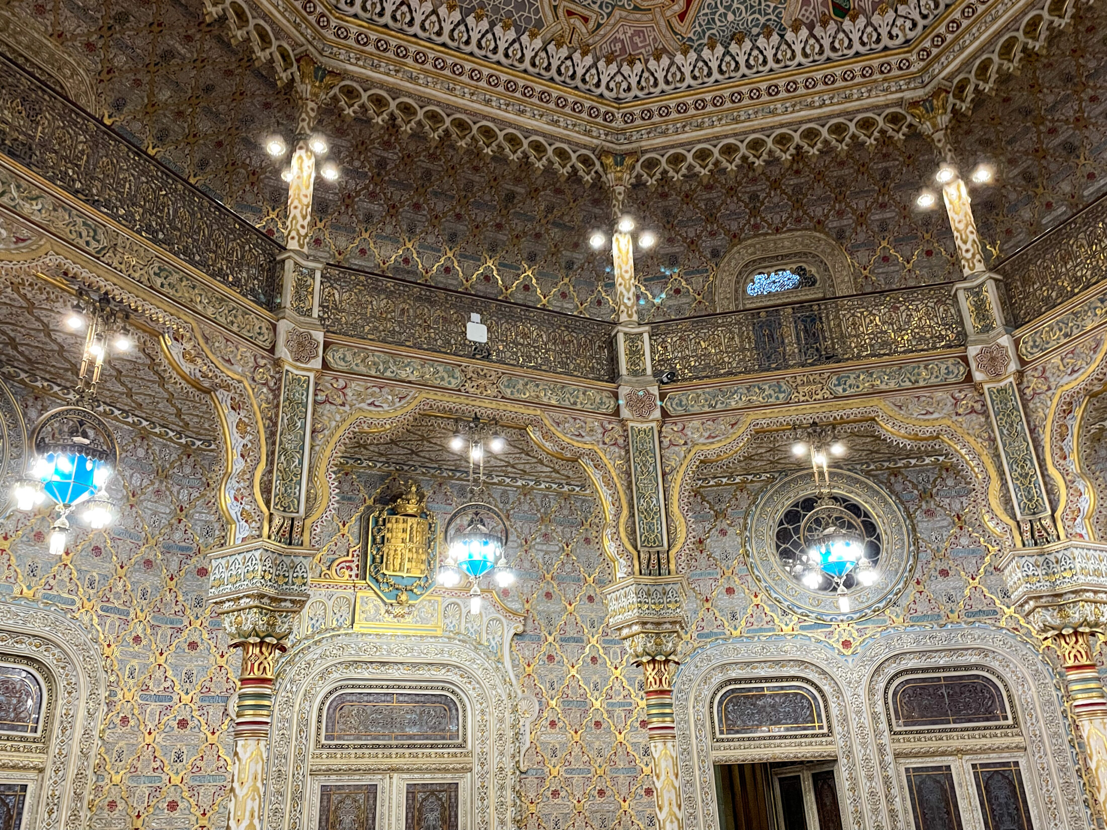 Ein Tag in Porto Portugal Stadtrundgang Sehenswürdigkeiten Highlights Reisetipps: Palácio da Bolsa mit Sãlao Árabe