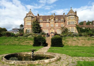 Cornwall Rundreise Sehenswürdigkeiten: Knightshayes Court Eingang