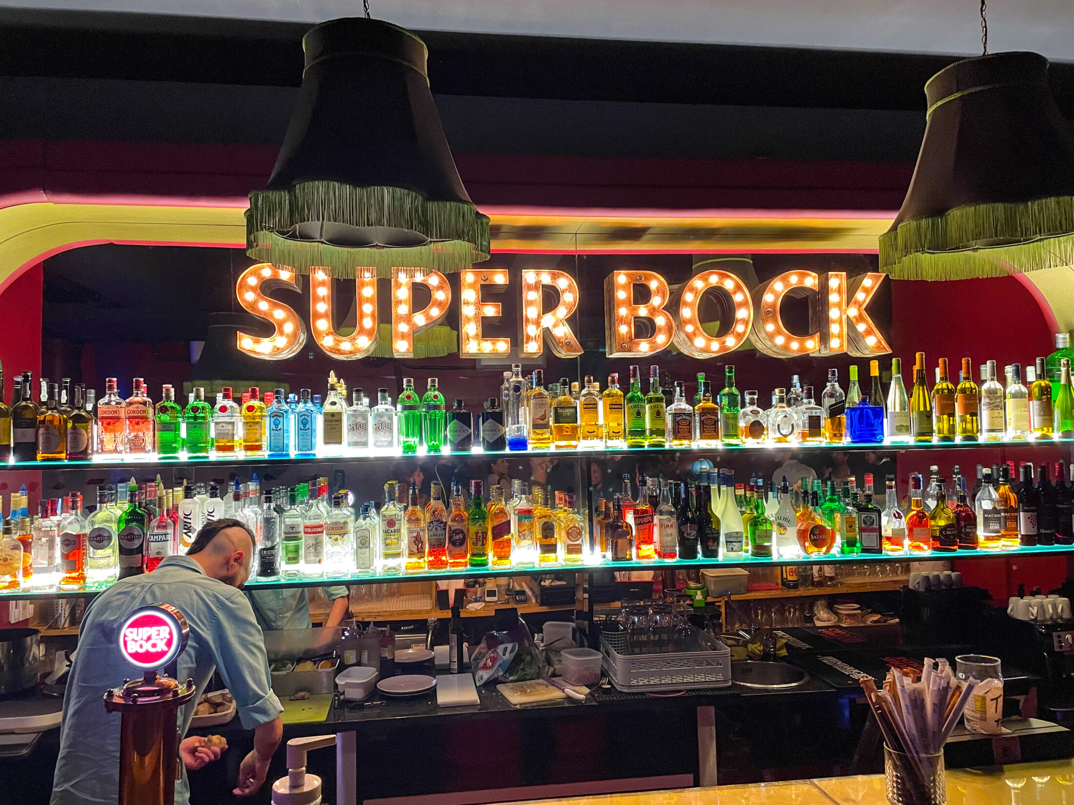 Beleuchtetes Super Bock Schild in einer Bar in Porto