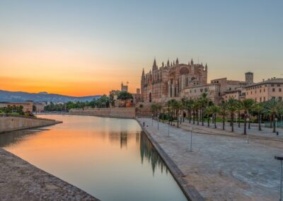 Mallorca Balearen Spanien Sehenswürdigkeiten Highlights Rundreise Reisetipps: Die beindruckende Kathedrale "La Seu" von Palma im Sonnenuntergang