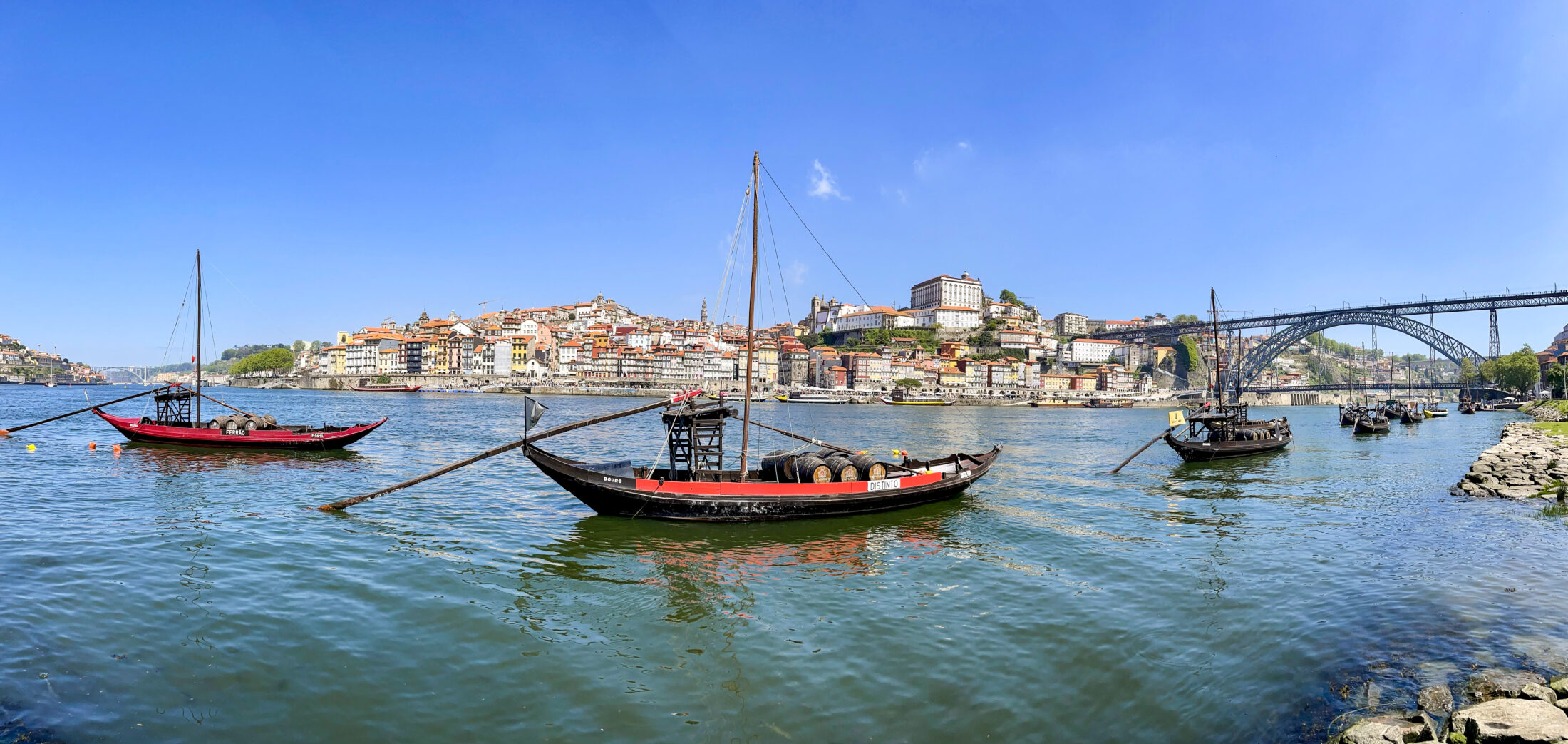 Ein Tag in Porto Portugal Stadtrundgang Sehenswürdigkeiten Highlights Reisetipps: Portwein Boote vor der Skyline von Porto und der Brücke Luis I.