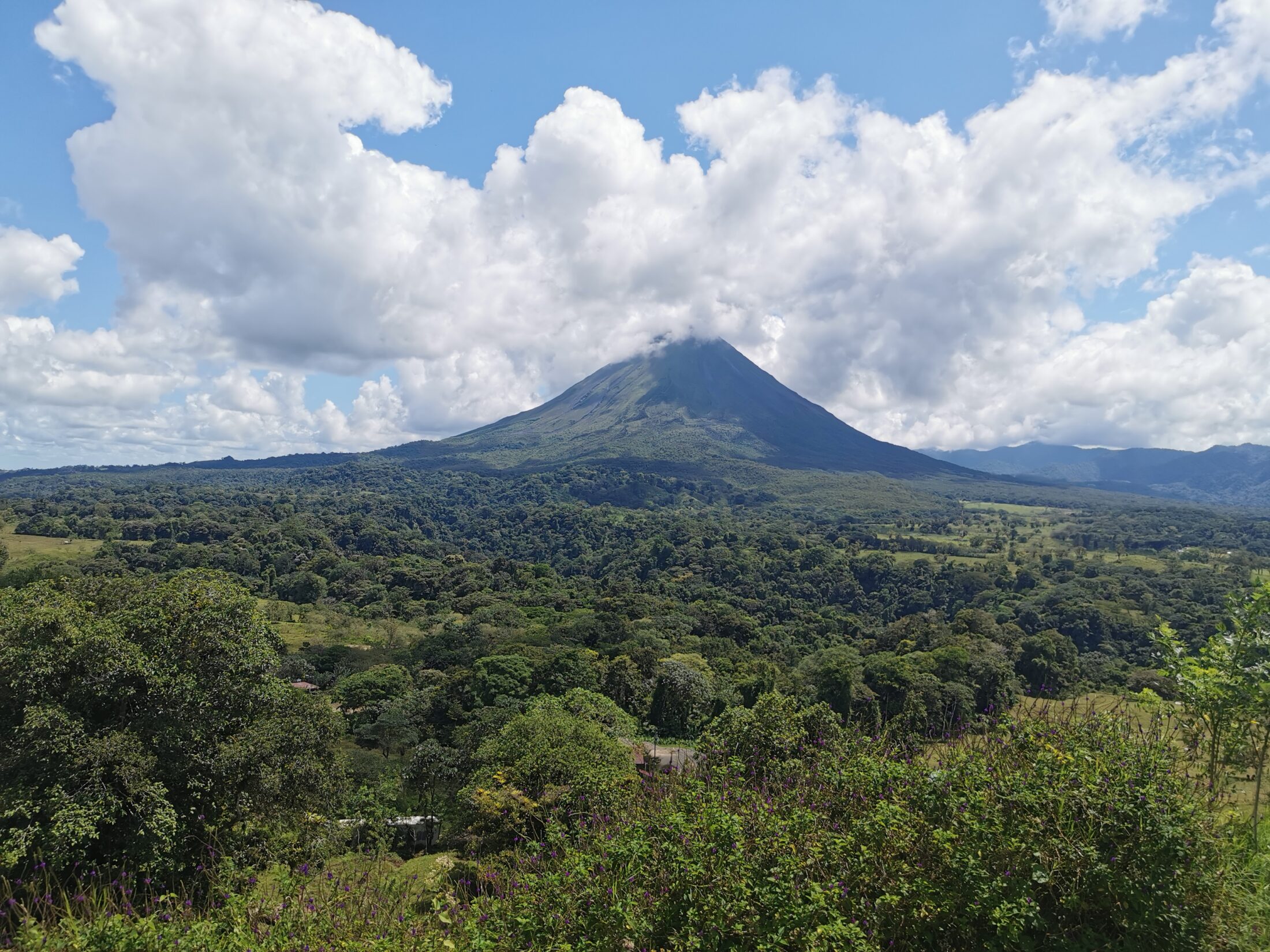 Costa Rica Urlaub Rundreise Route Sehenswürdigkeiten Highlights: Der berühmte Arenal Vulkan in La Fortuna