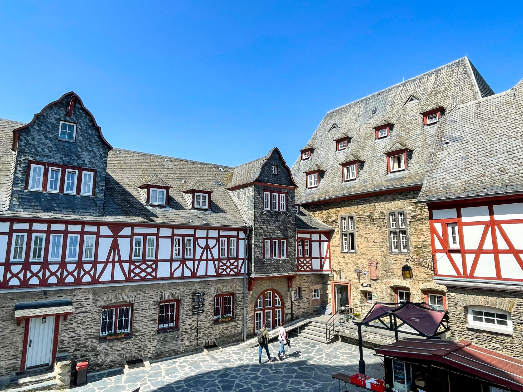 Auf Burg Stahleck kann man heute in einer Jugendherberge übernachten