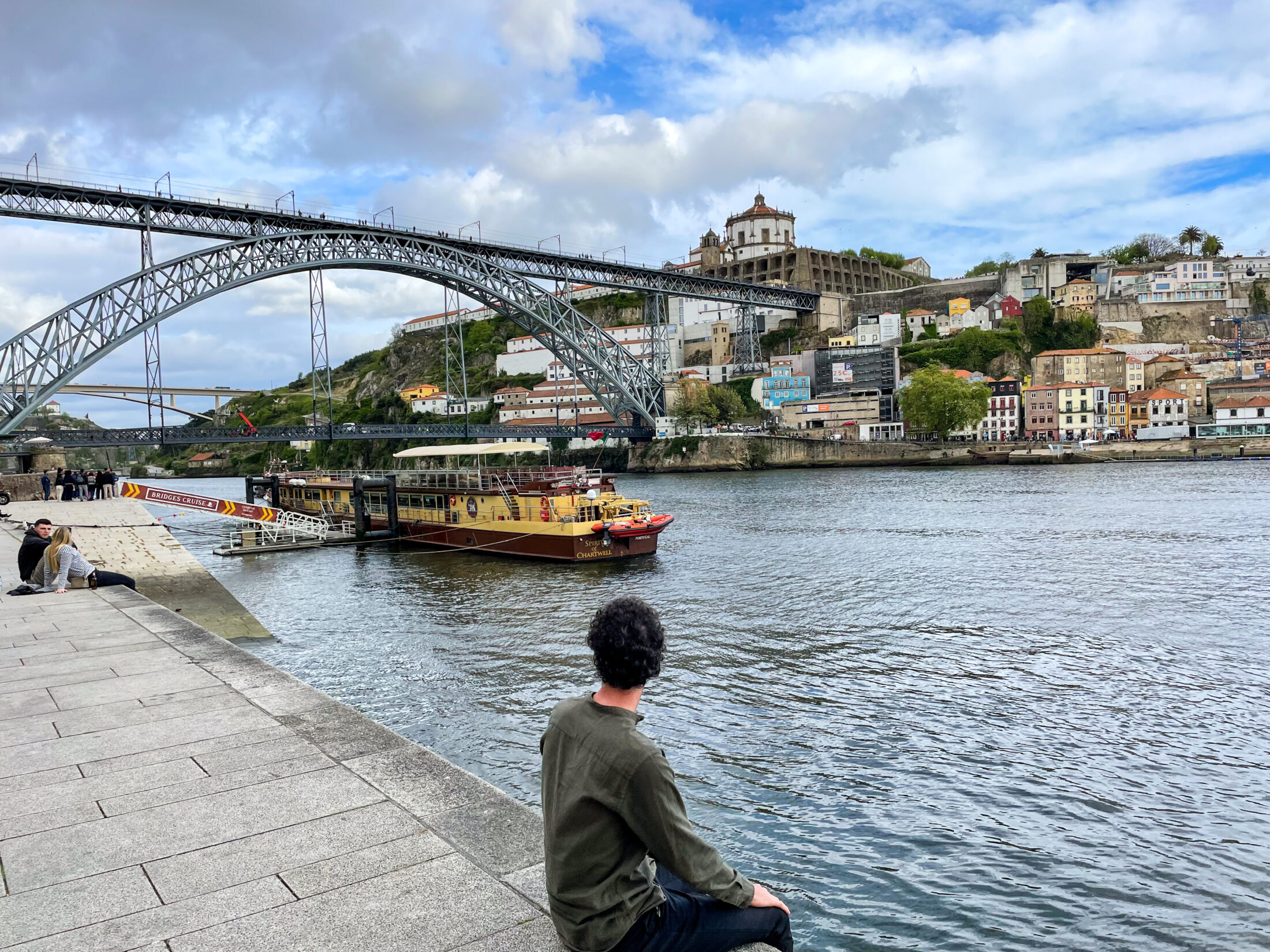 Blick von der Ribeira do Porto auf die Brücke Ponte Luis I und Gaia