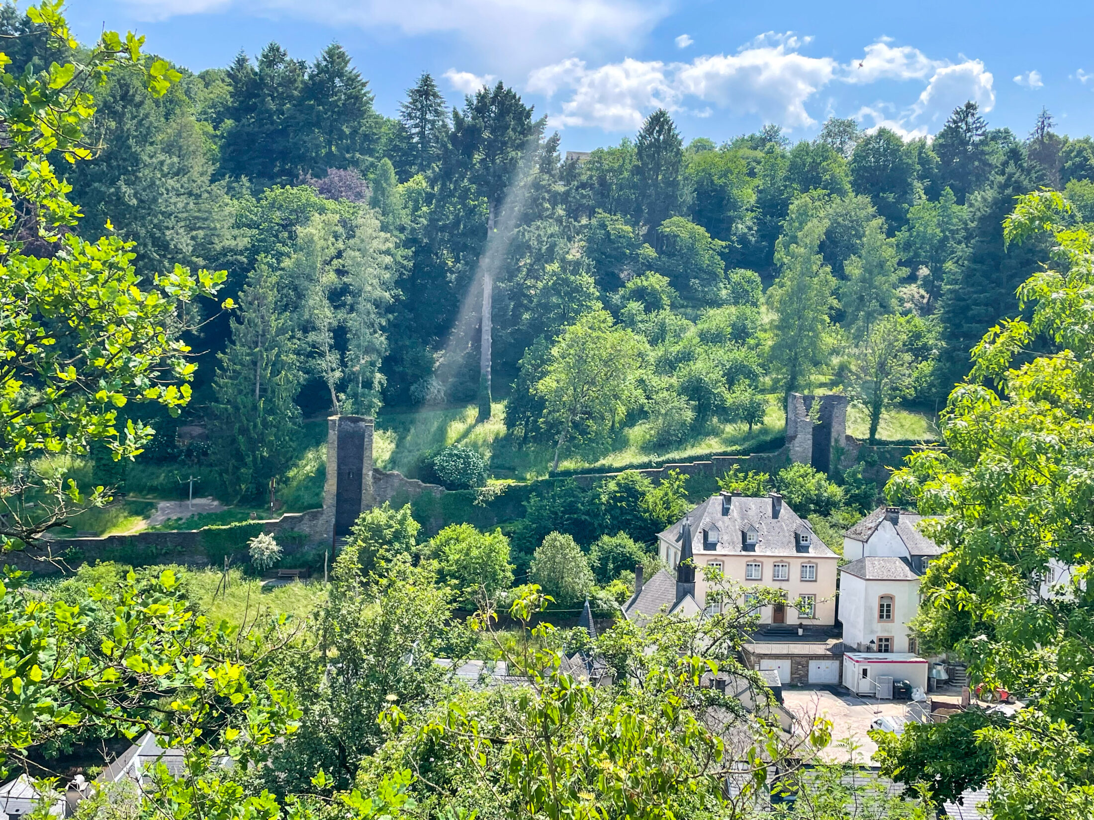 Die Altstadt von Vianden wird von einer alten Stadtmauer umschlossen