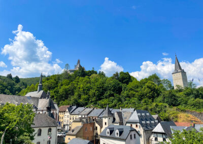 Ein Tag in Vianden Luxemburg Stadtrundgang Sehenswürdigkeiten Highlights Reisetipps: Blick von der Stadtmauer über die Altstadt und hoch zur Burg