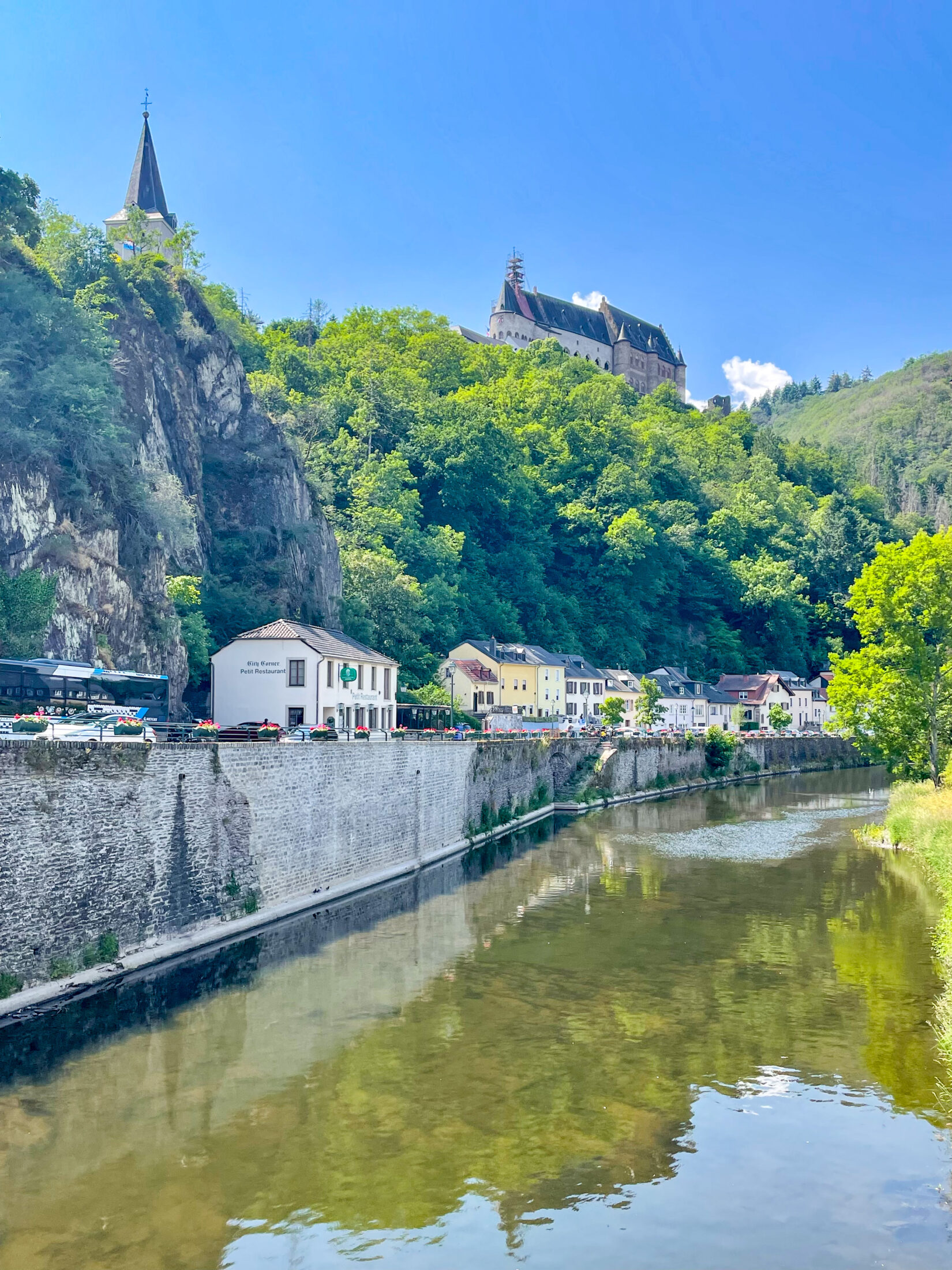Blick von der Brücke auf den Fluss Our und die Promenade