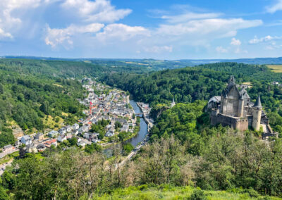 Ein Tag in Vianden Luxemburg Stadtrundgang Sehenswürdigkeiten Highlights Reisetipps: Panoramablick auf die Burg / Schloss Vianden und die Stadt