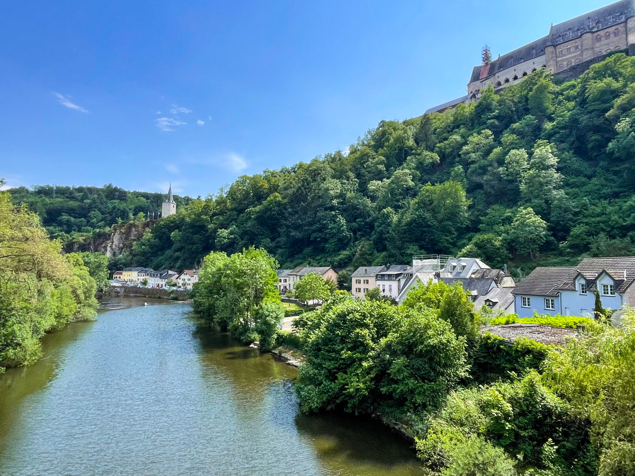 Blick auf die Our aus dem Sessellift