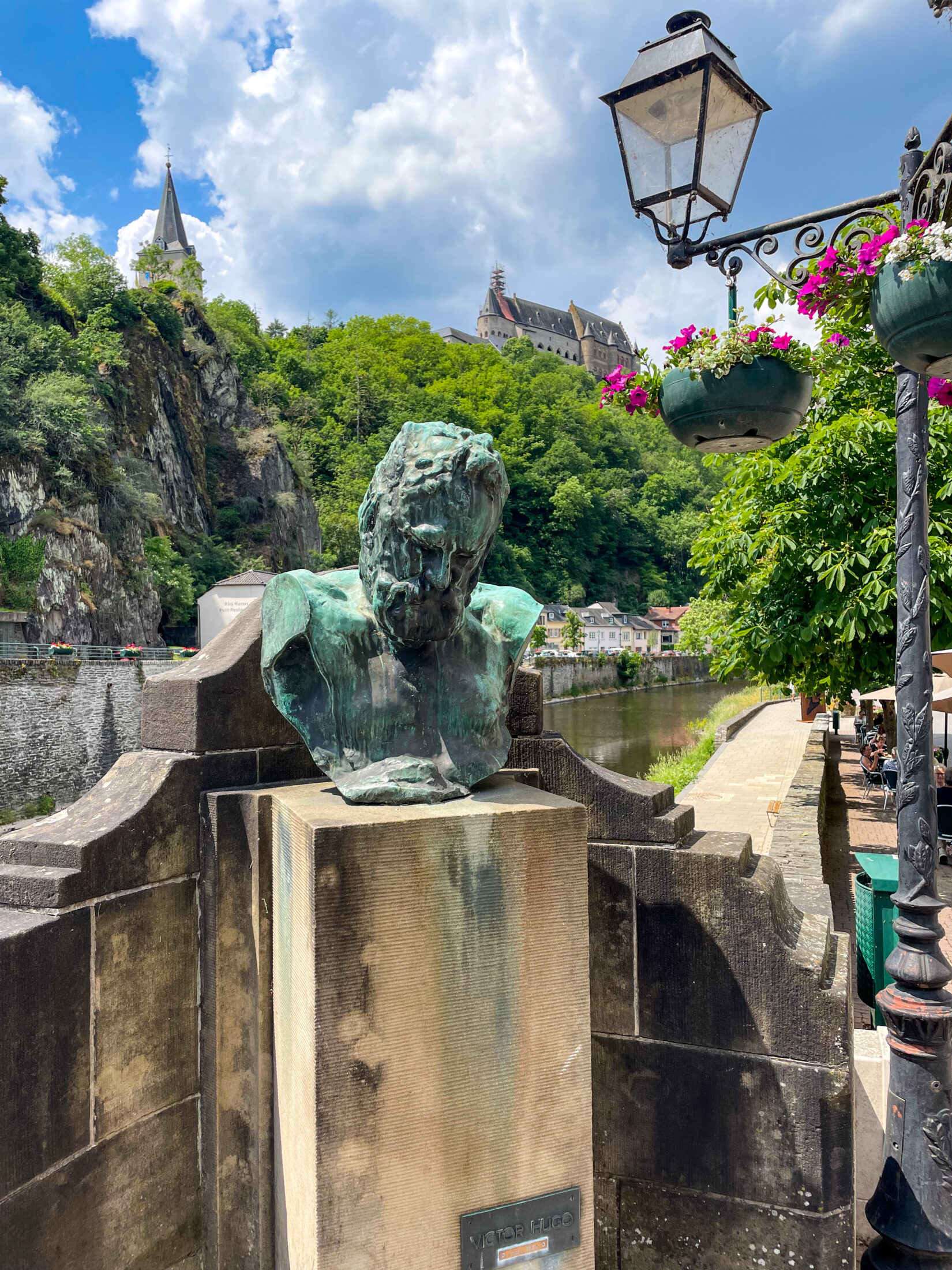 Ein Tag in Vianden Luxemburg Stadtrundgang Sehenswürdigkeiten Highlights Reisetipps: An der Brücke erinnert eine Büste an Victor Hugo