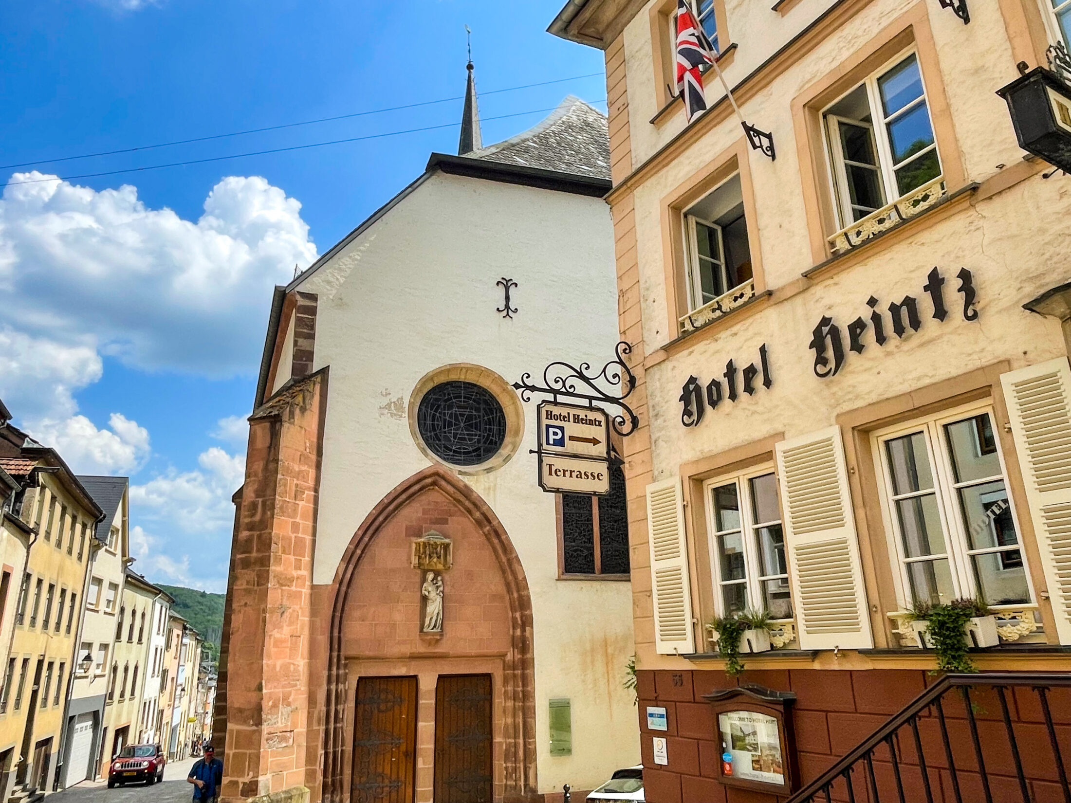 St. Nikolaus Kirche und Hotel Heintz in der Altstadt von Vianden