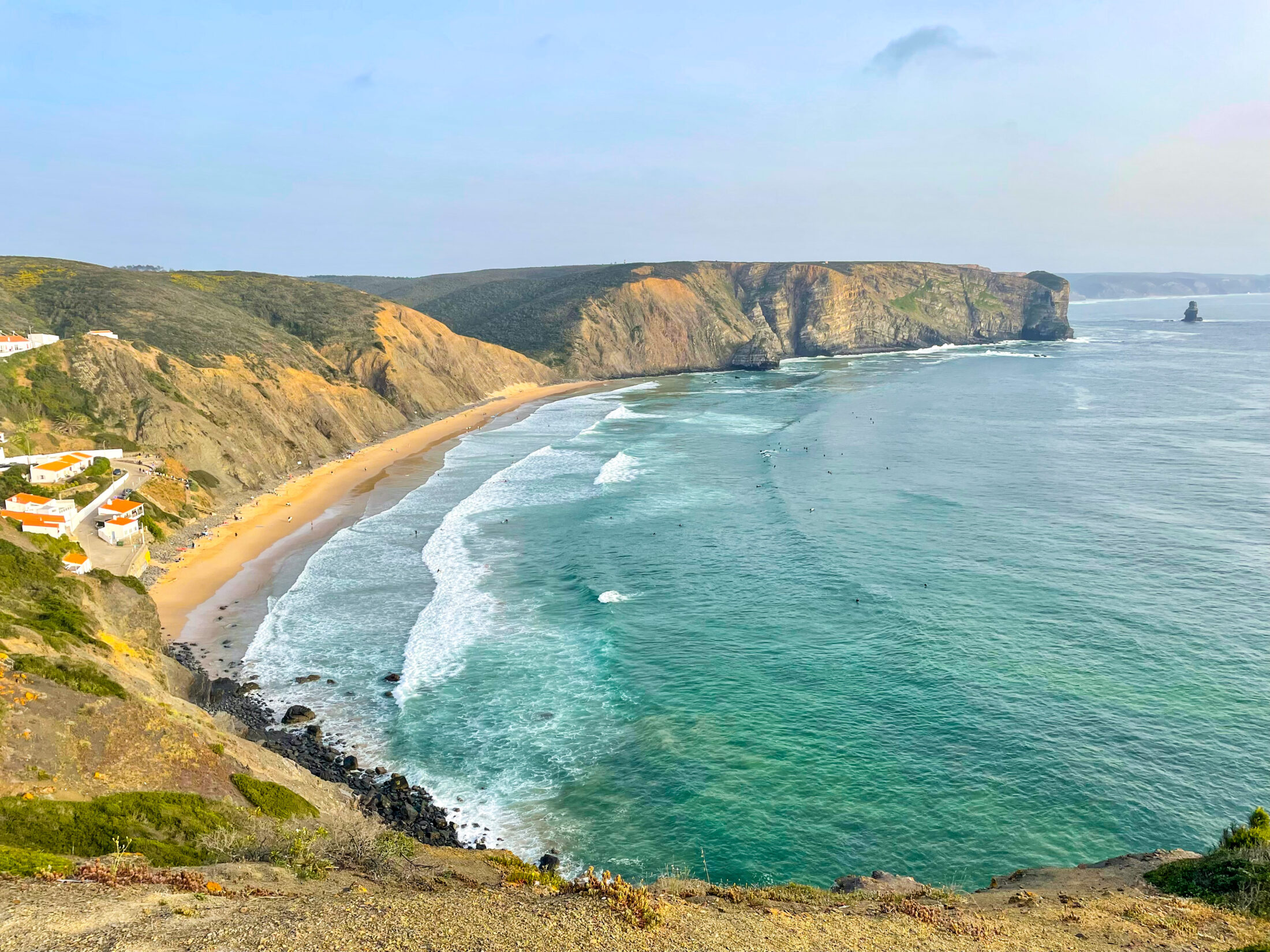 Portugal Sehenswürdigkeiten Rundreise Highlights Reisetipps: Der Strand von Arrifana ist sehr beliebt bei Surfern