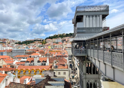 Portugal Sehenswürdigkeiten Rundreise Highlights Reisetipps: Aussichtspunkt am Elevador de Santa Justa in Lissabon