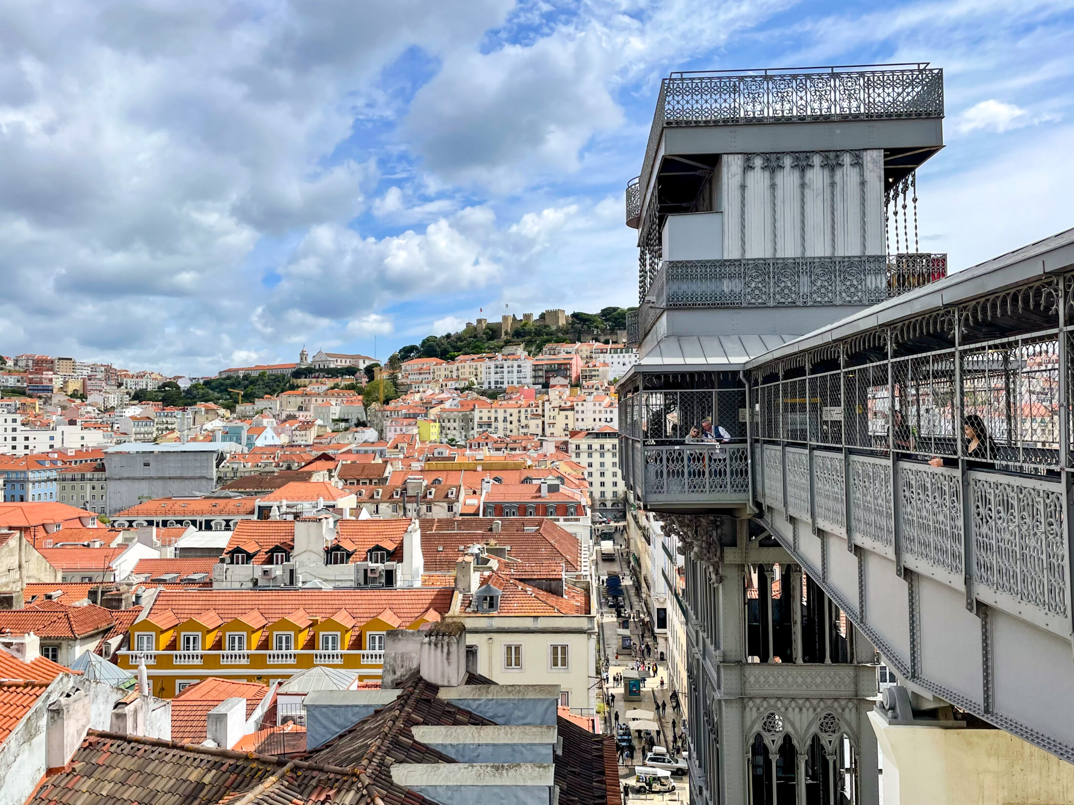 Portugal Sehenswürdigkeiten Rundreise Highlights Reisetipps: Aussichtspunkt am Elevador de Santa Justa in Lissabon