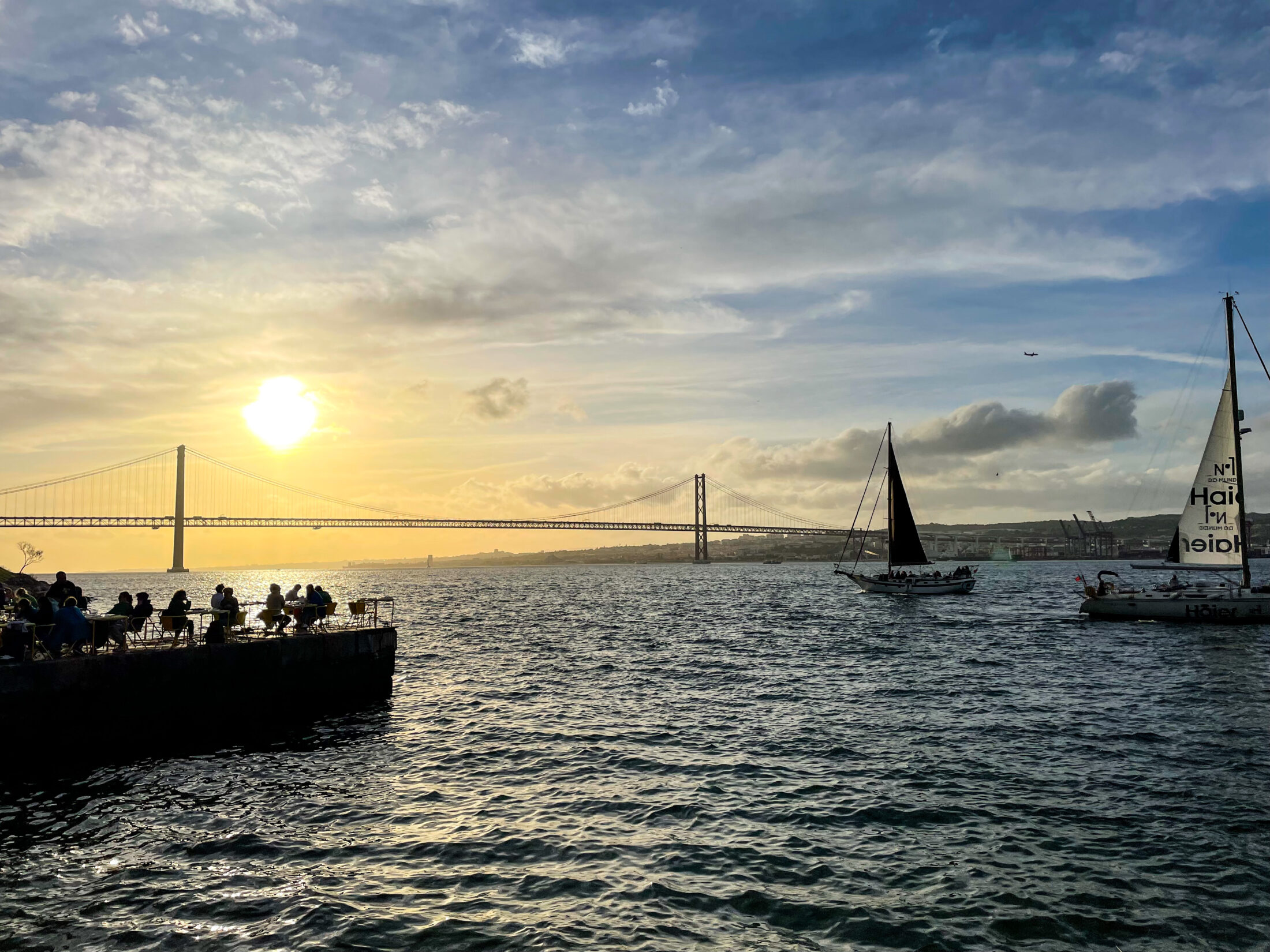 Sonnenuntergang mit der Brücke in Lissabon