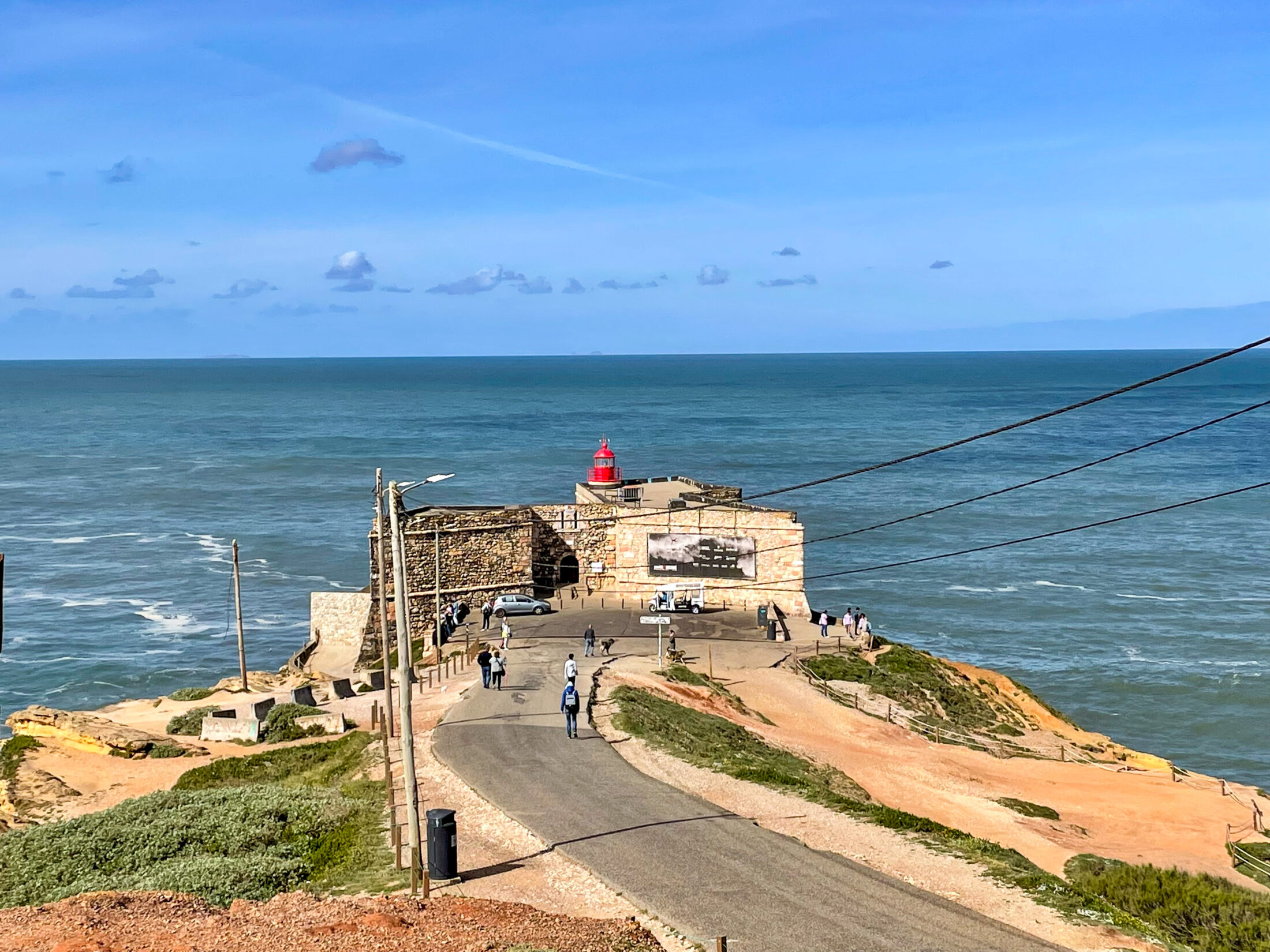 Vom Leuchtturm in Nazaré kann man die riesigen Wellen sehen