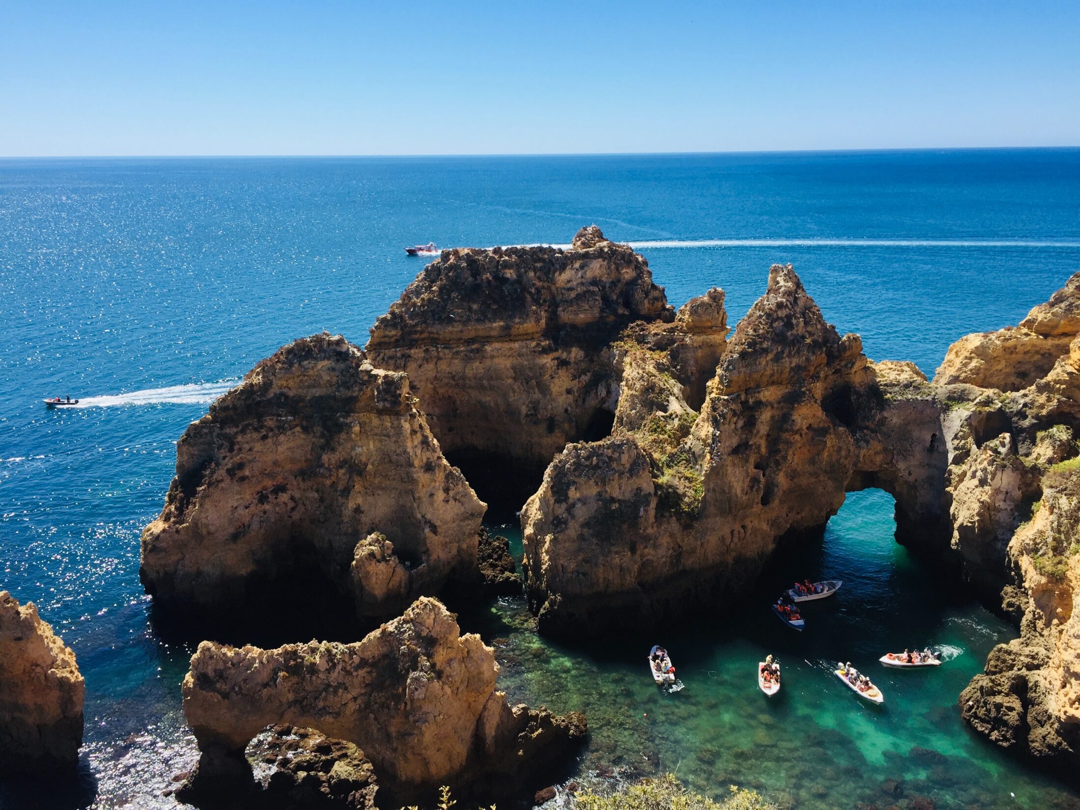 Portugal Sehenswürdigkeiten Rundreise Highlights Reisetipps: Die Ponta da Piedade bei Lagos ist eine der bekanntesten Felsen der Algarve