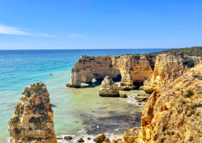 Portugal Sehenswürdigkeiten Rundreise Highlights Reisetipps: Das berühmte "M" am Praia da Marinha