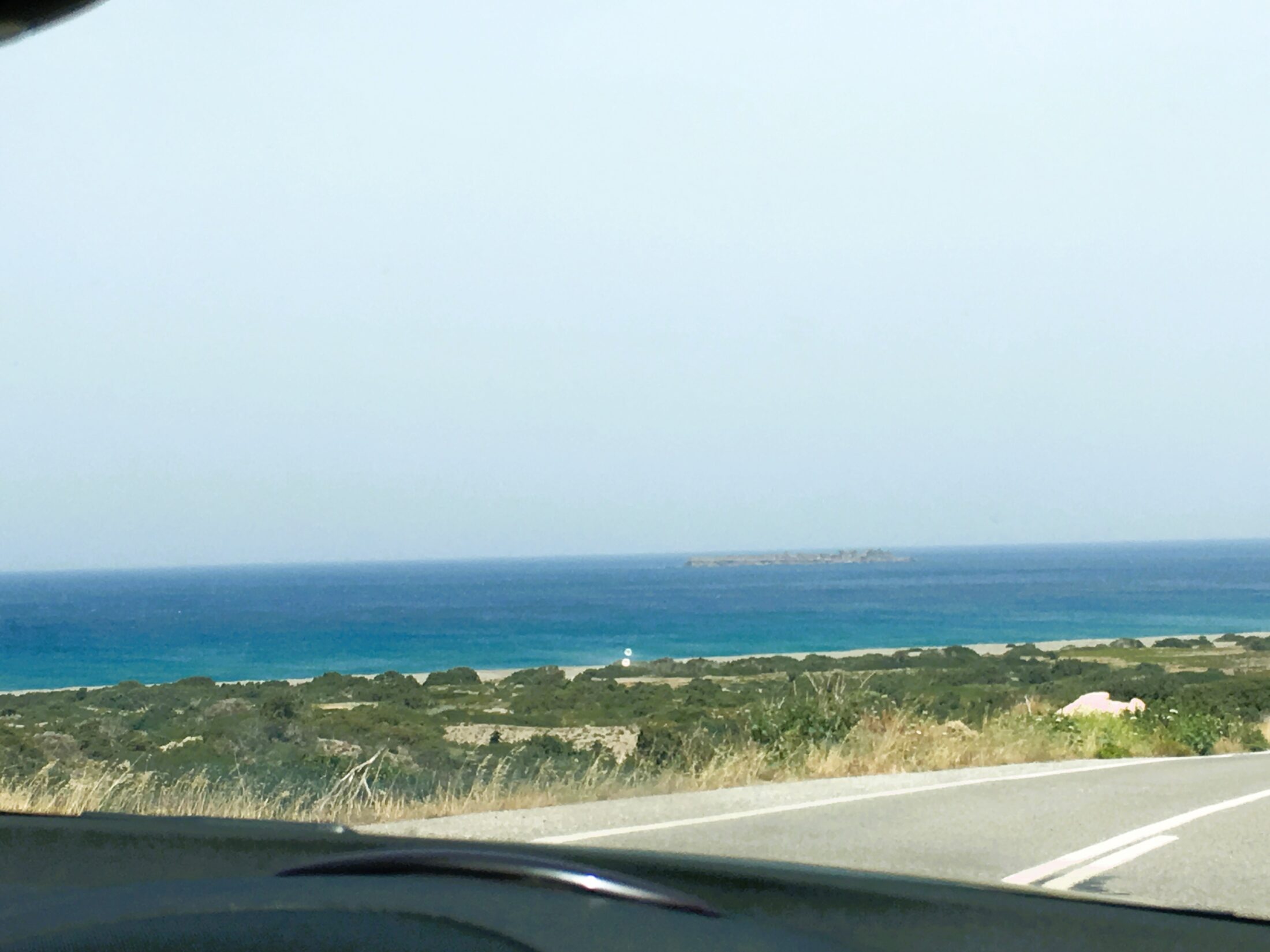 Bei einer Rhodos Inselumrundung kann man an der Westküste direkt am Meer entlang fahren