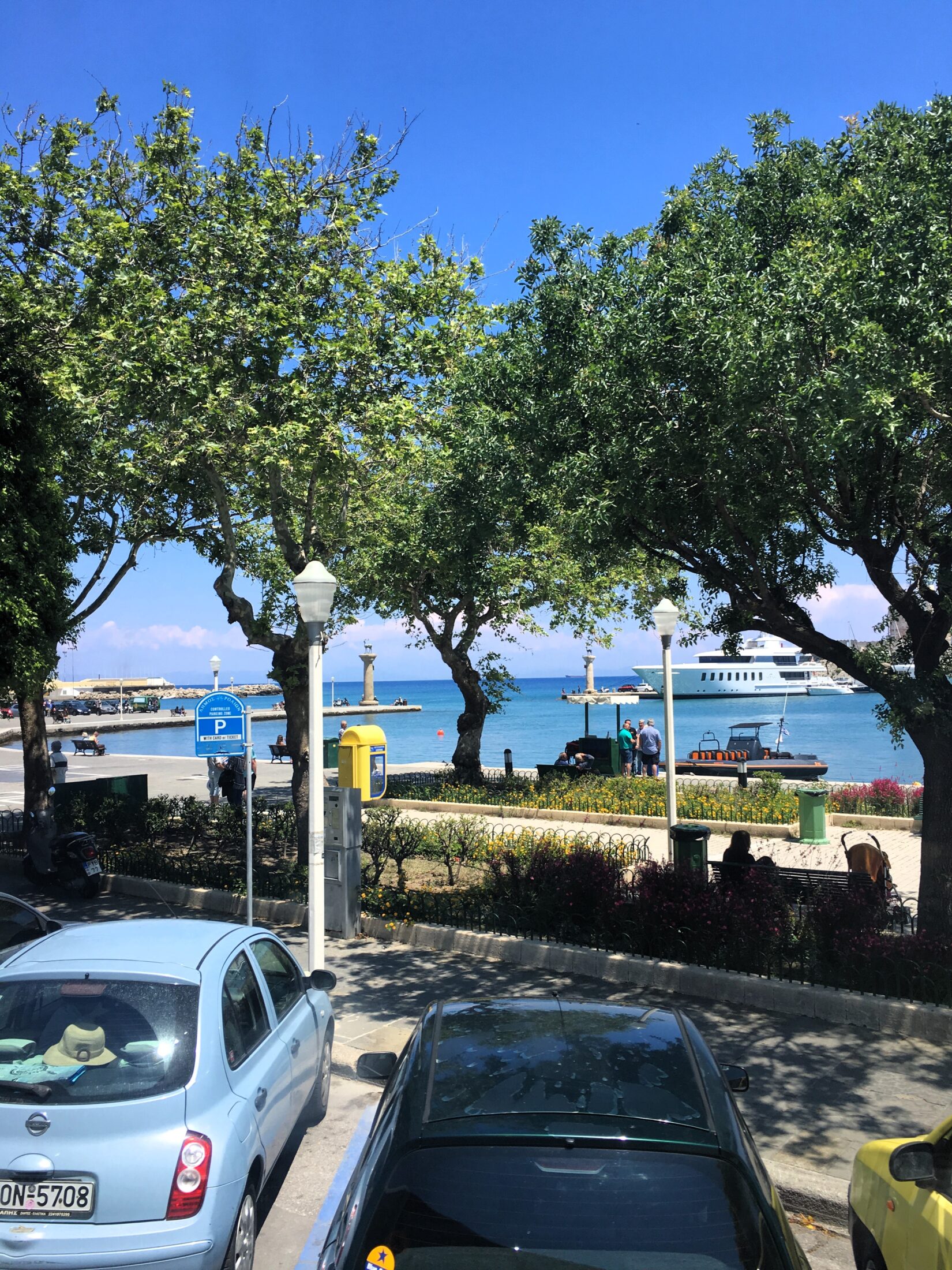 Kostenpflichtige Parkflächen sind auf Rhodos mit blauen Markierungen gekennzeichnet