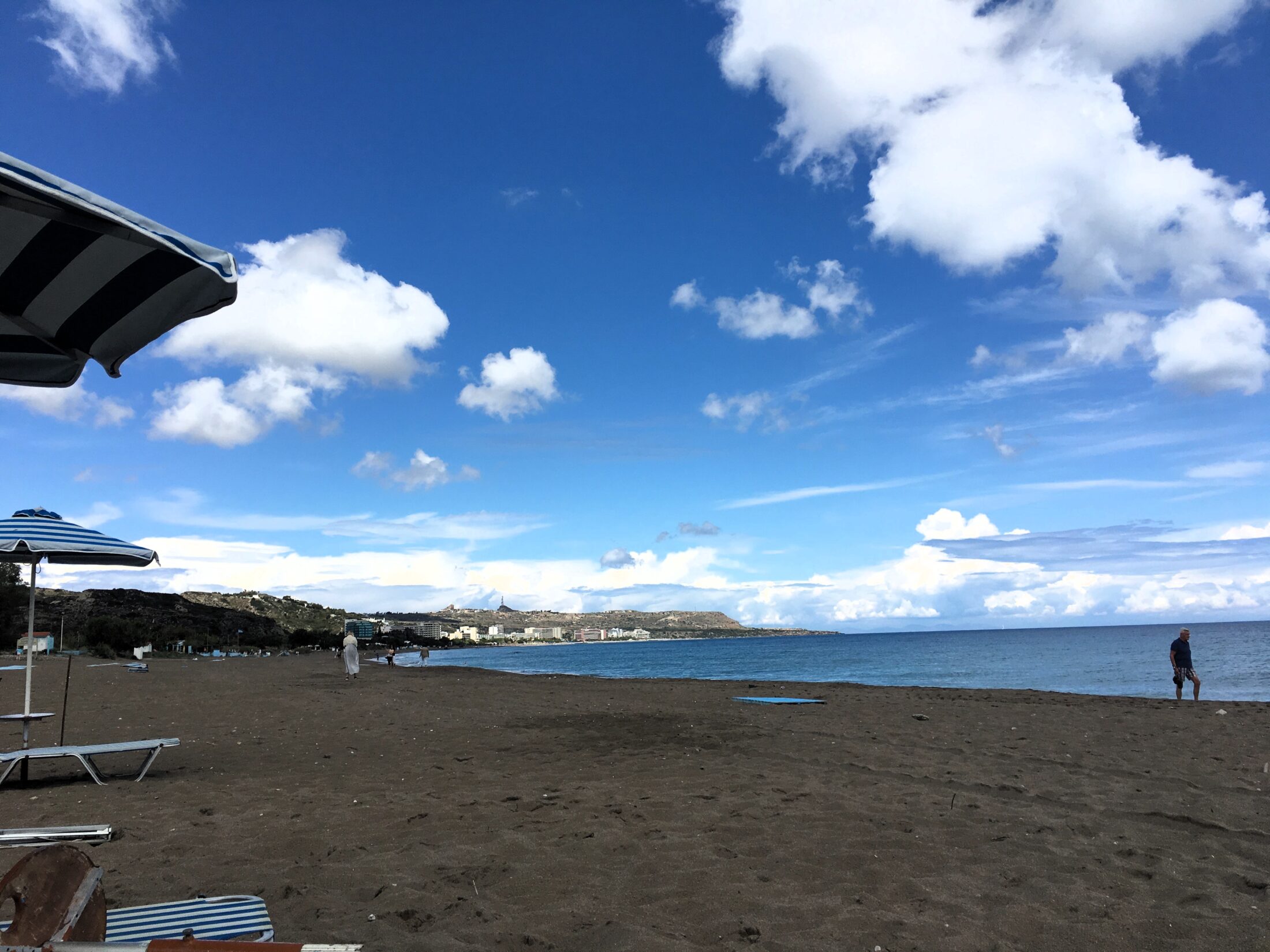 Faliraki Beach ist einer der wenigen Sandstrände auf Rhodos