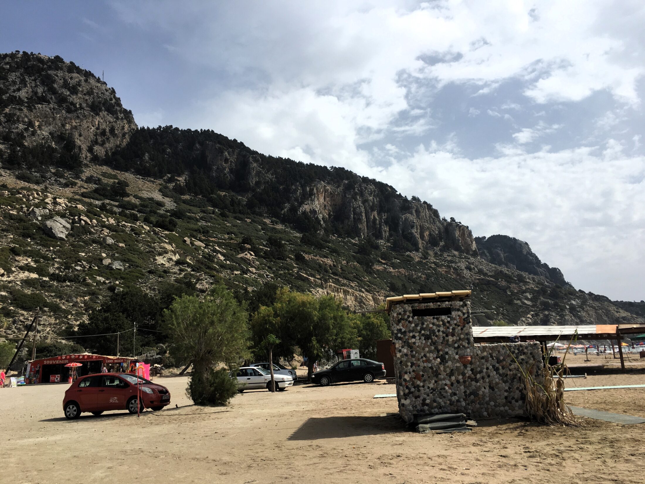 Beeindruckendes Bergpanorama und beste Voraussetzungen für den Mietwagen auf Rhodos