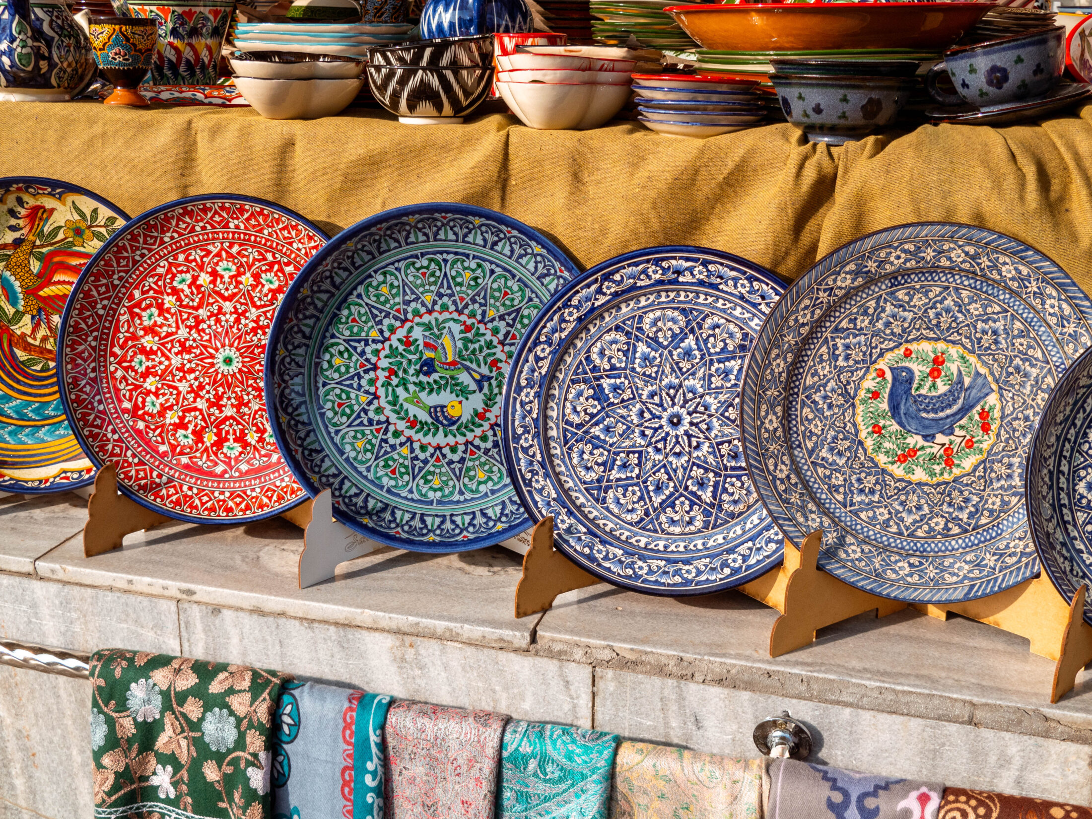 Wunderschöne handbemalte Teller auf dem Siab Bazar