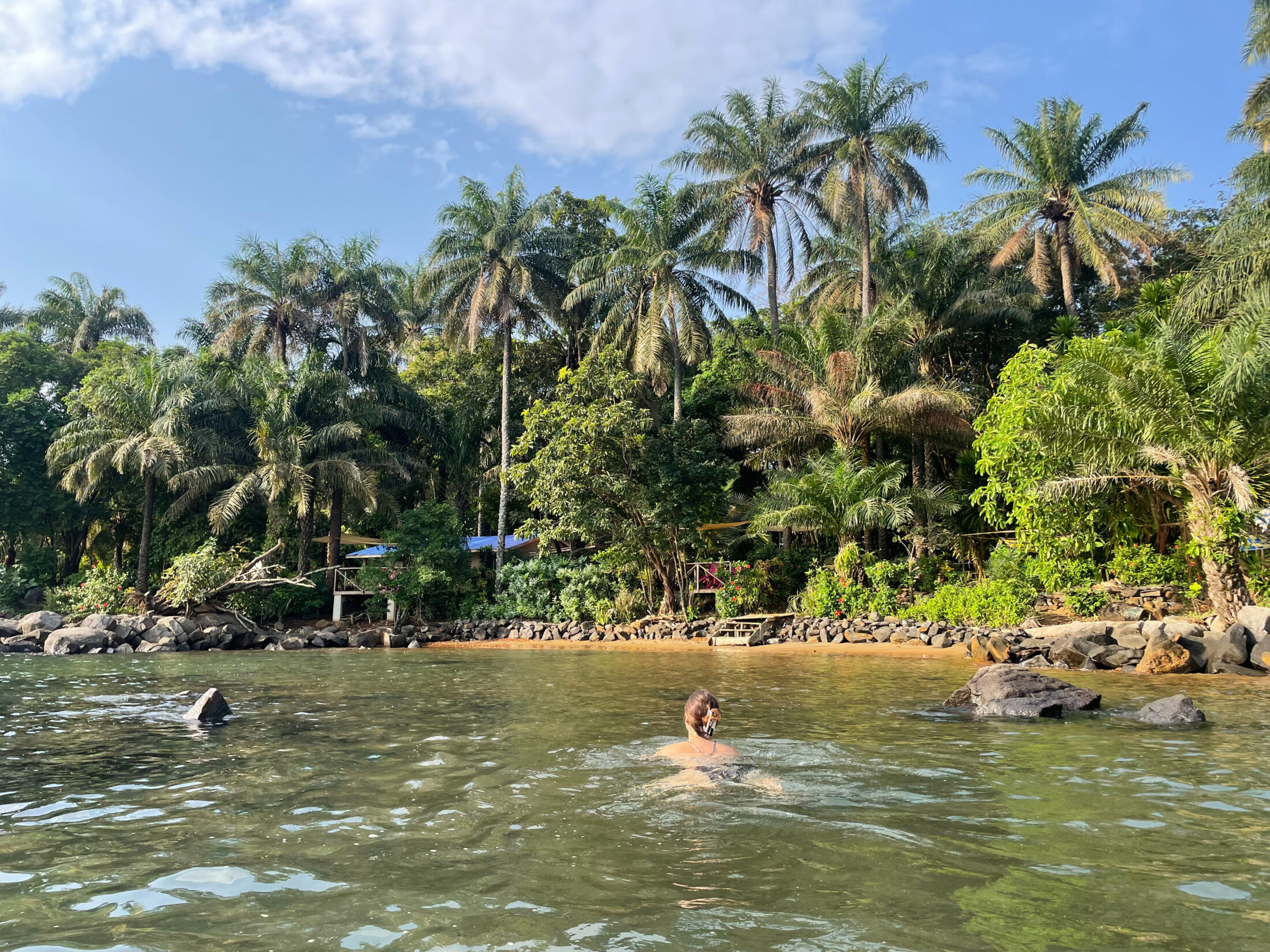Sierra Leone Sehenswürdigkeiten Highlights Geheimtipps Reisetipps: Schwimmen beim Bafa Resort