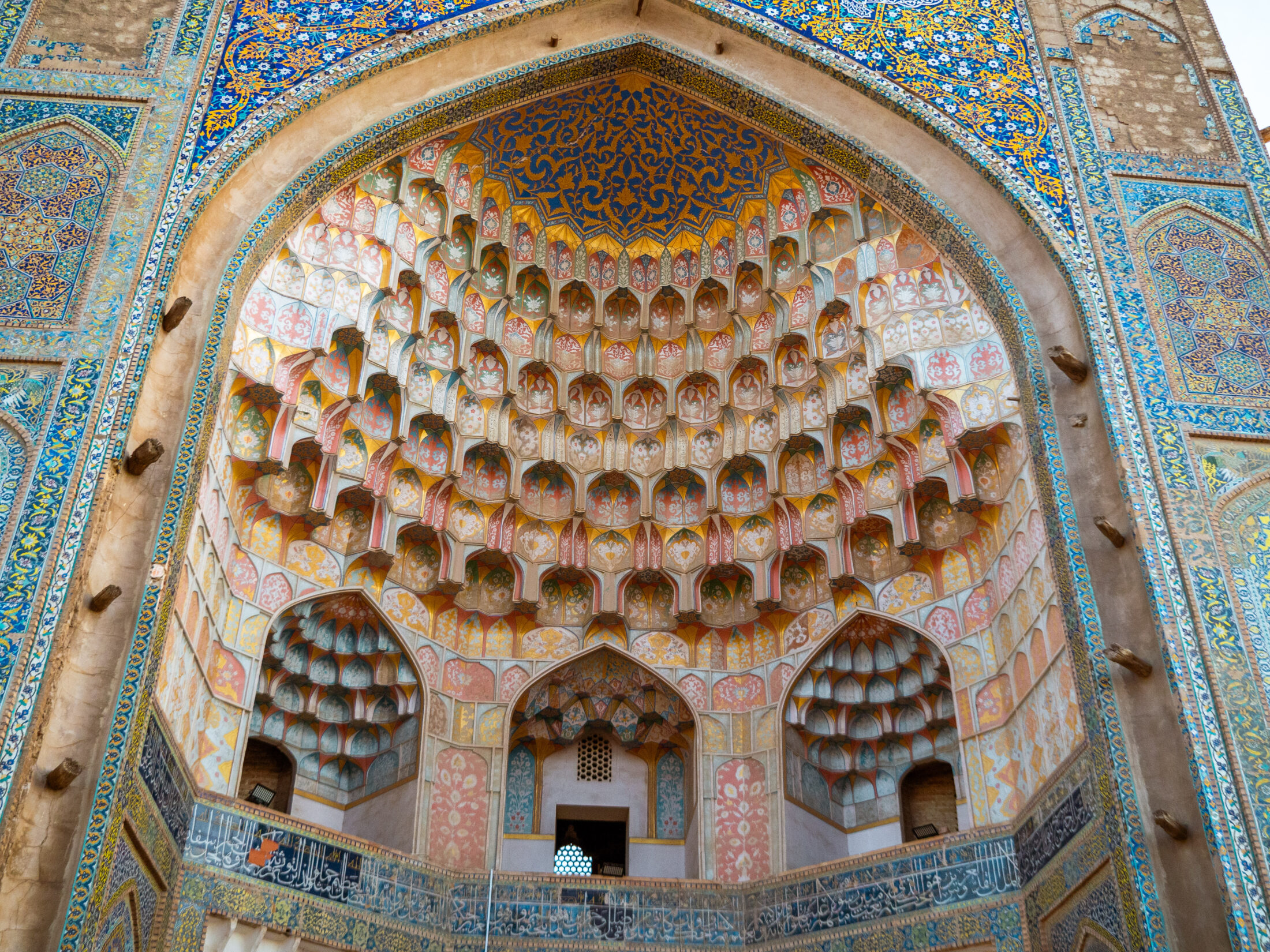 Ein Tag in Buchara mit den Top 10 Sehenswürdigkeiten + Reisetipps : Farbige Verzierungen der Abdulaziz-Khan-Medrese