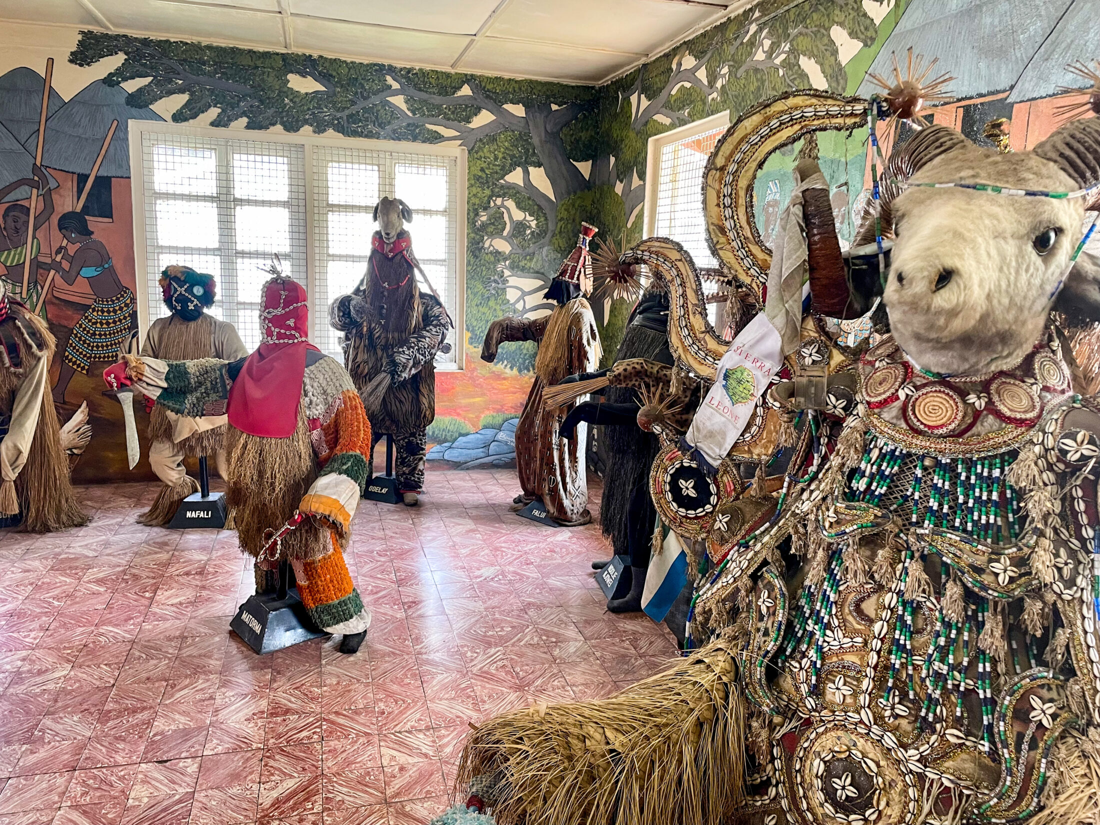 Freetown Sehenswürdigkeiten Highlights für einen Tag Reisetipps: Rituelle Masken und Kostüme im Sierra Leone National Museum