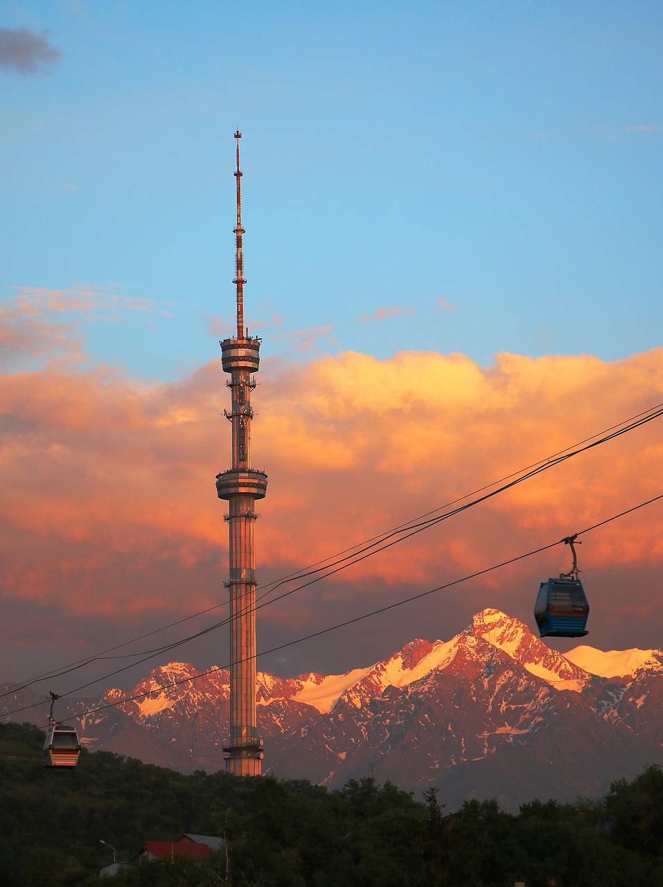 Ein Tag in Almaty mit den Top 10 Sehenswürdigkeiten + Reisetipps: Gondelbahn zum Kok Tobe Hill bei Sonnenuntergang