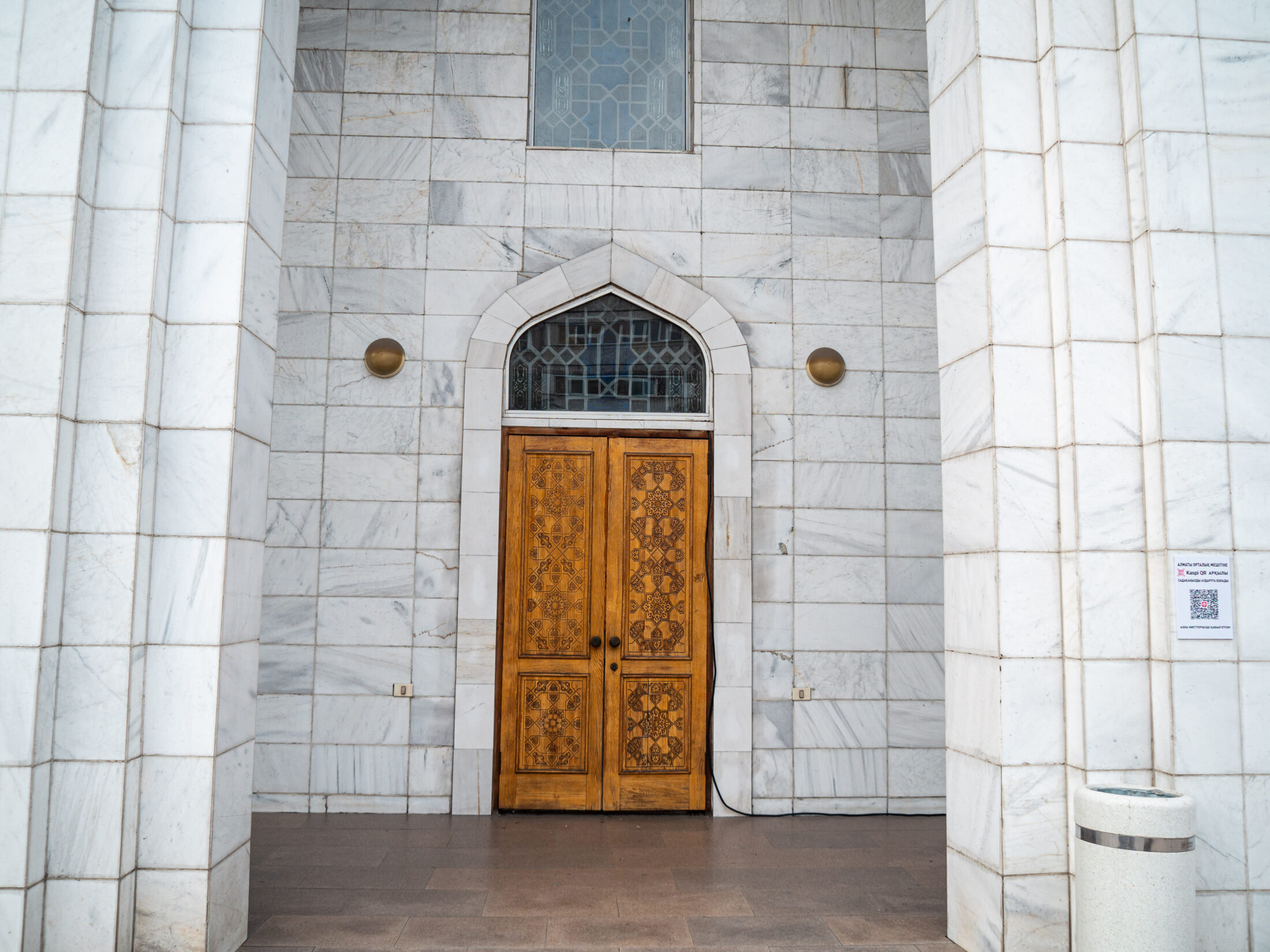 Weiße Marmorfließen der Zentralmoschee in Almaty