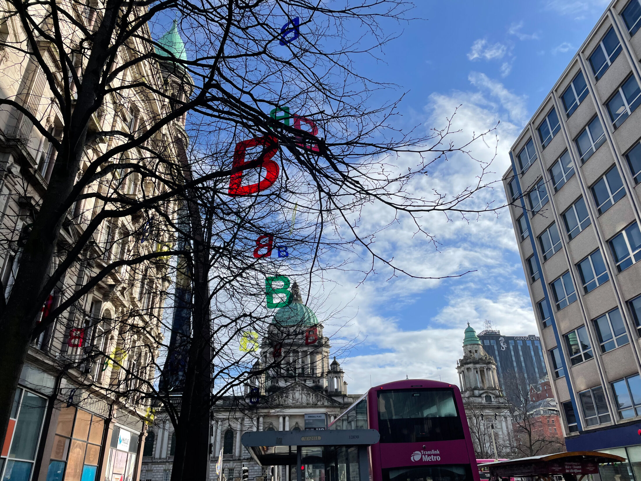Bunte "B" Buchstaben in Bäumen im Zentrum von Belfast