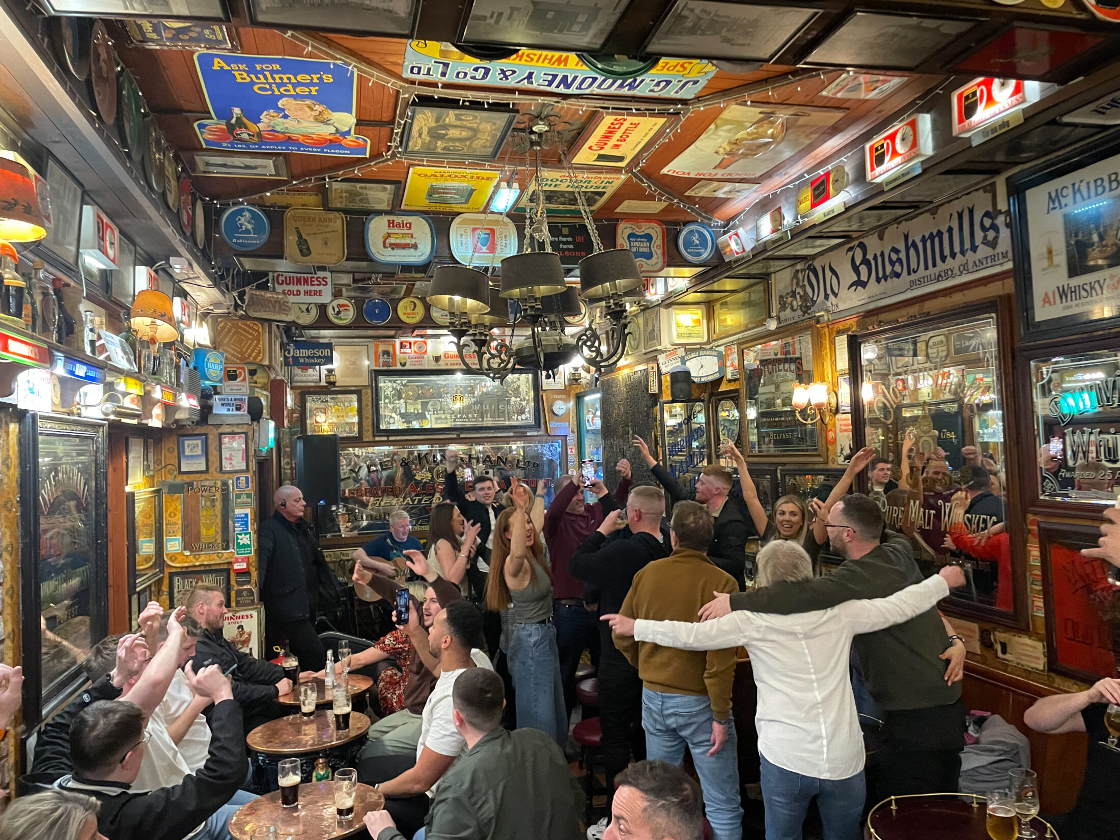 Feiernde Besucher bei Live Musik im Duke of York Pub