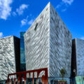 Das Titanic Museum in Belfast erinnert in der Architektur an einen Schiffsrumpf
