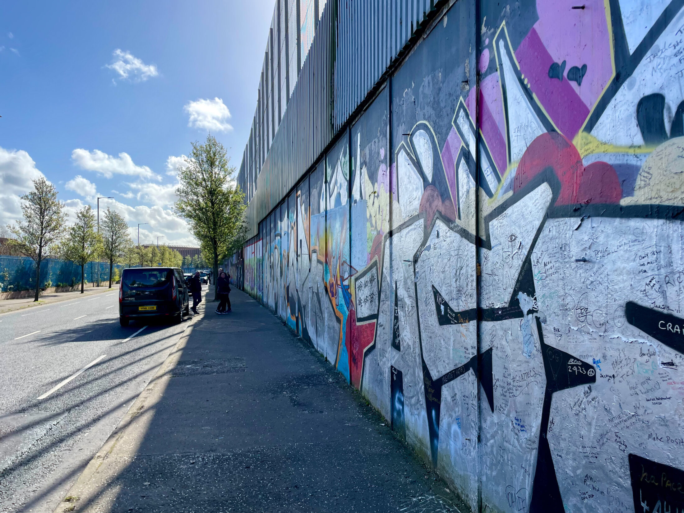 Die Peace Wall ist bis zu 9 Meter hoch und teilweise mit Grafitti bemalt