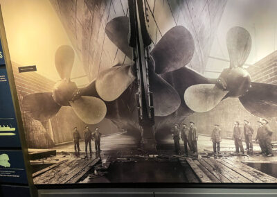 Die riesigen Schiffsschrauben der Titanic auf einem Bild aus der Werft