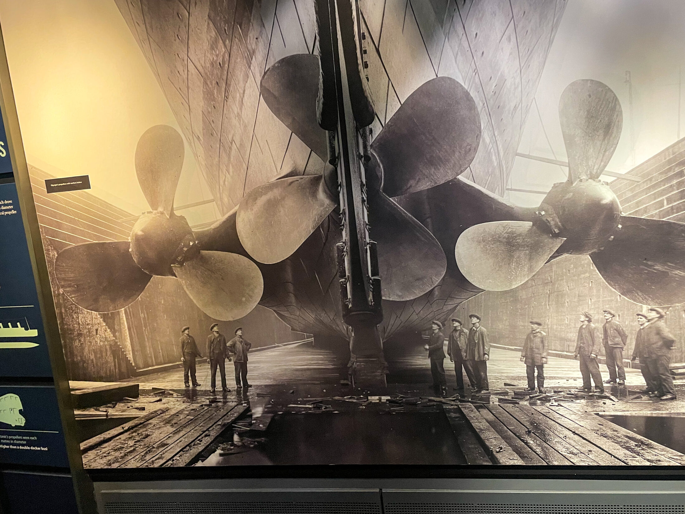 Die riesigen Schiffsschrauben der Titanic auf einem Bild aus der Werft