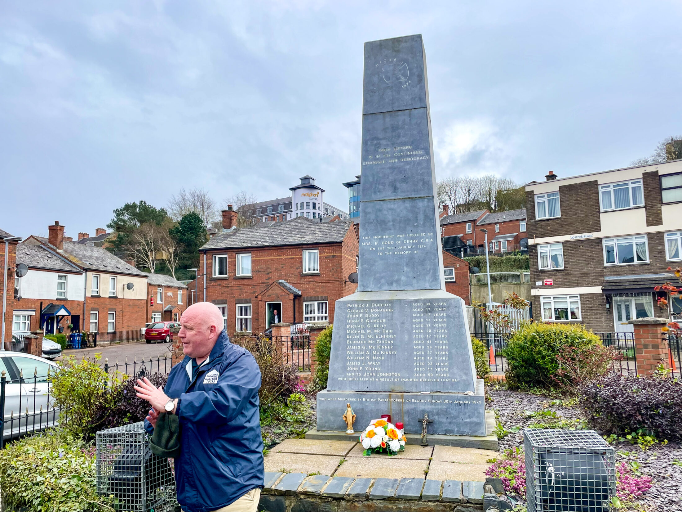 Paul Doherty spricht zu uns am Bloody Sunday Monument in Derry